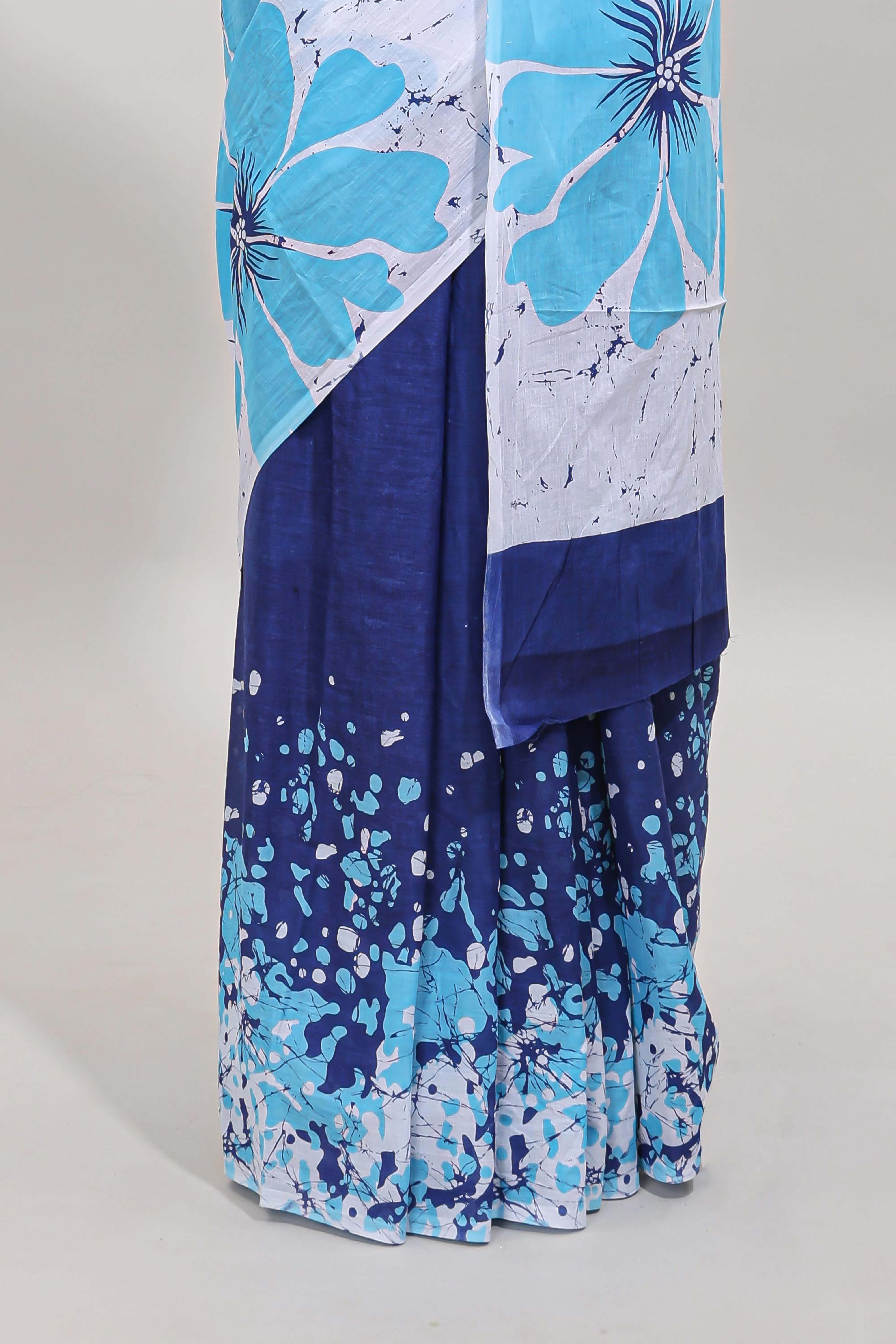 Borderless white and blue dual shade floral design mul mul cotton saree with matching blouse