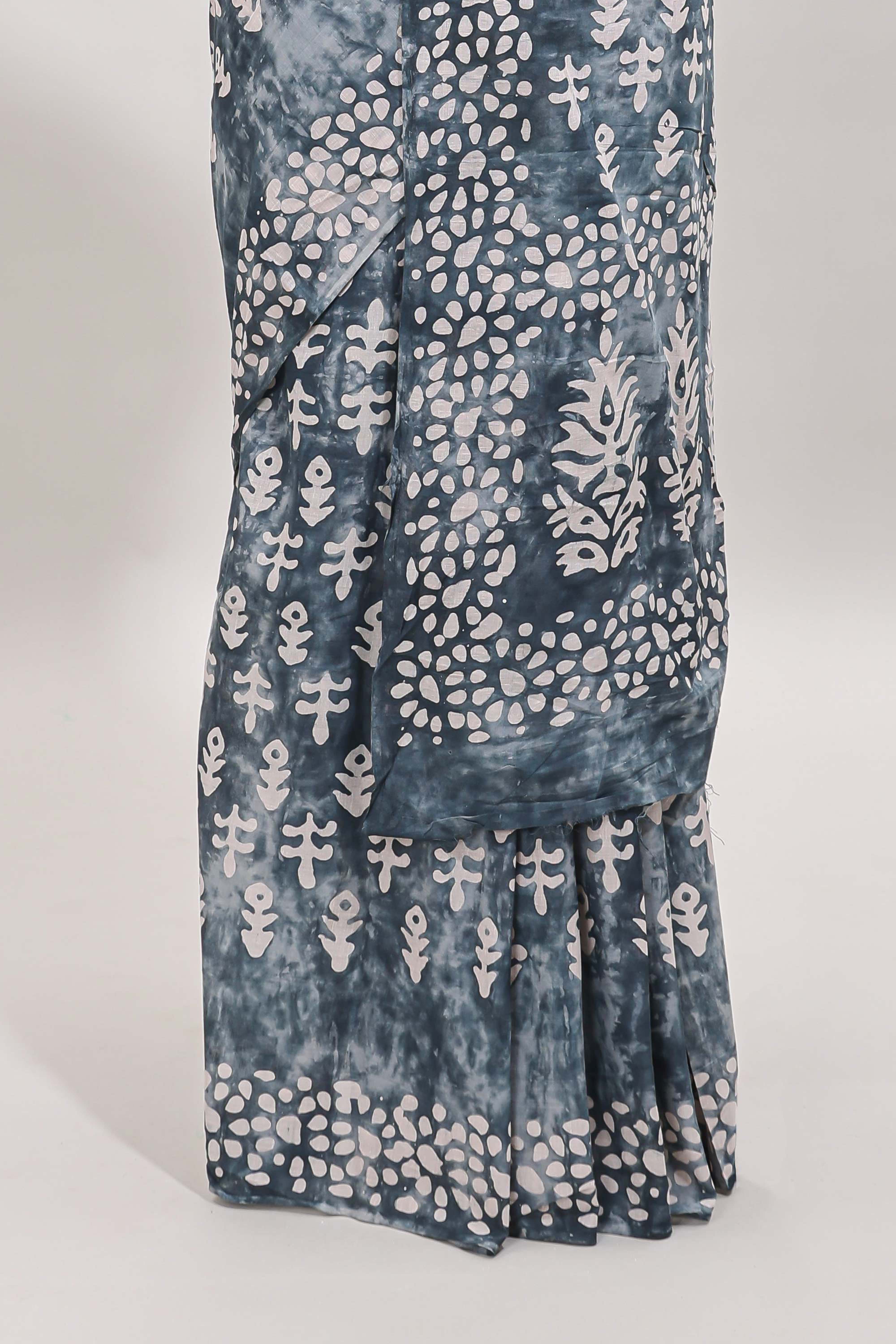 Borderless grey dabu print mul mul cotton saree with matching blouse
