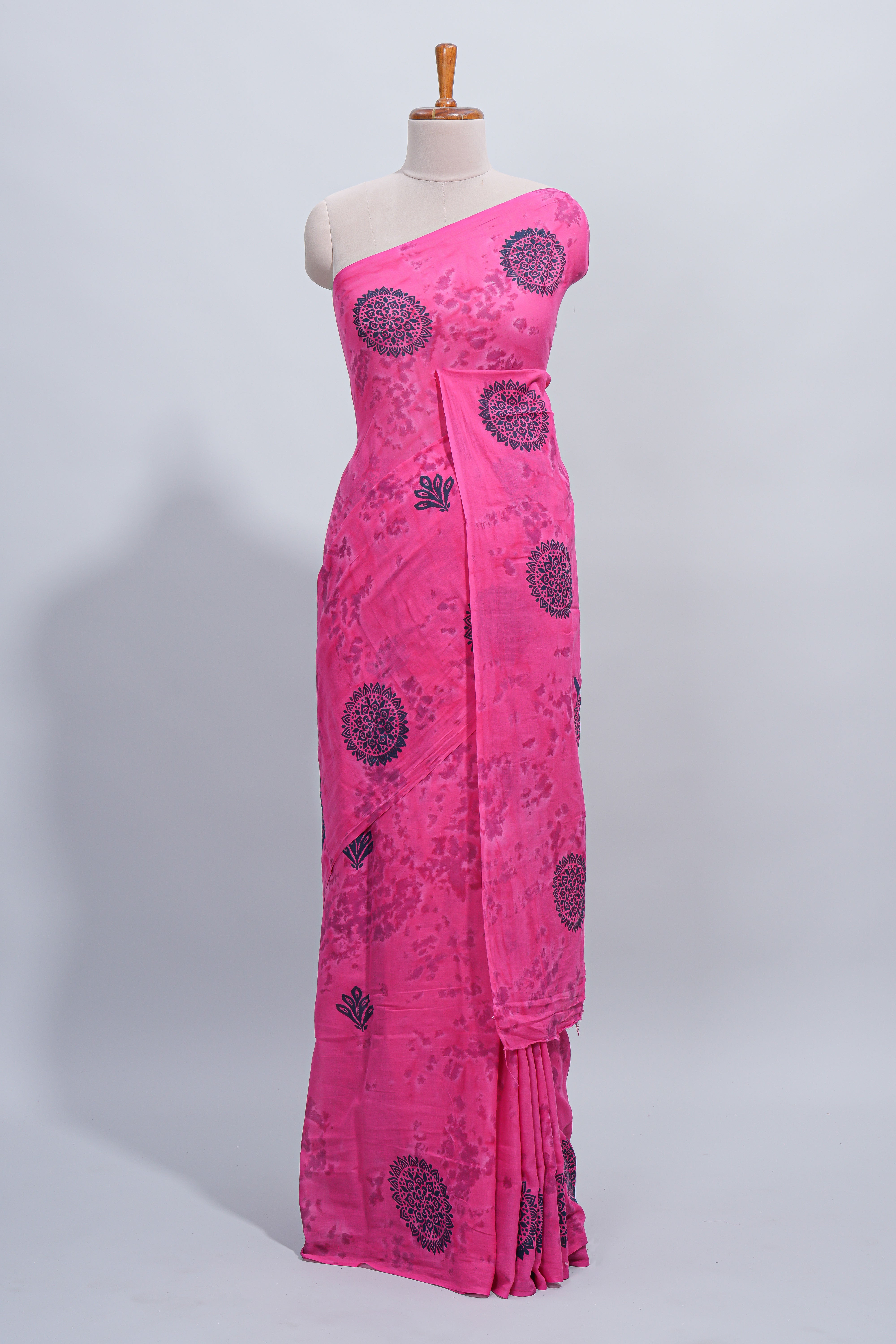 Borderless pink floral motifs design mul mul cotton saree with self pallu