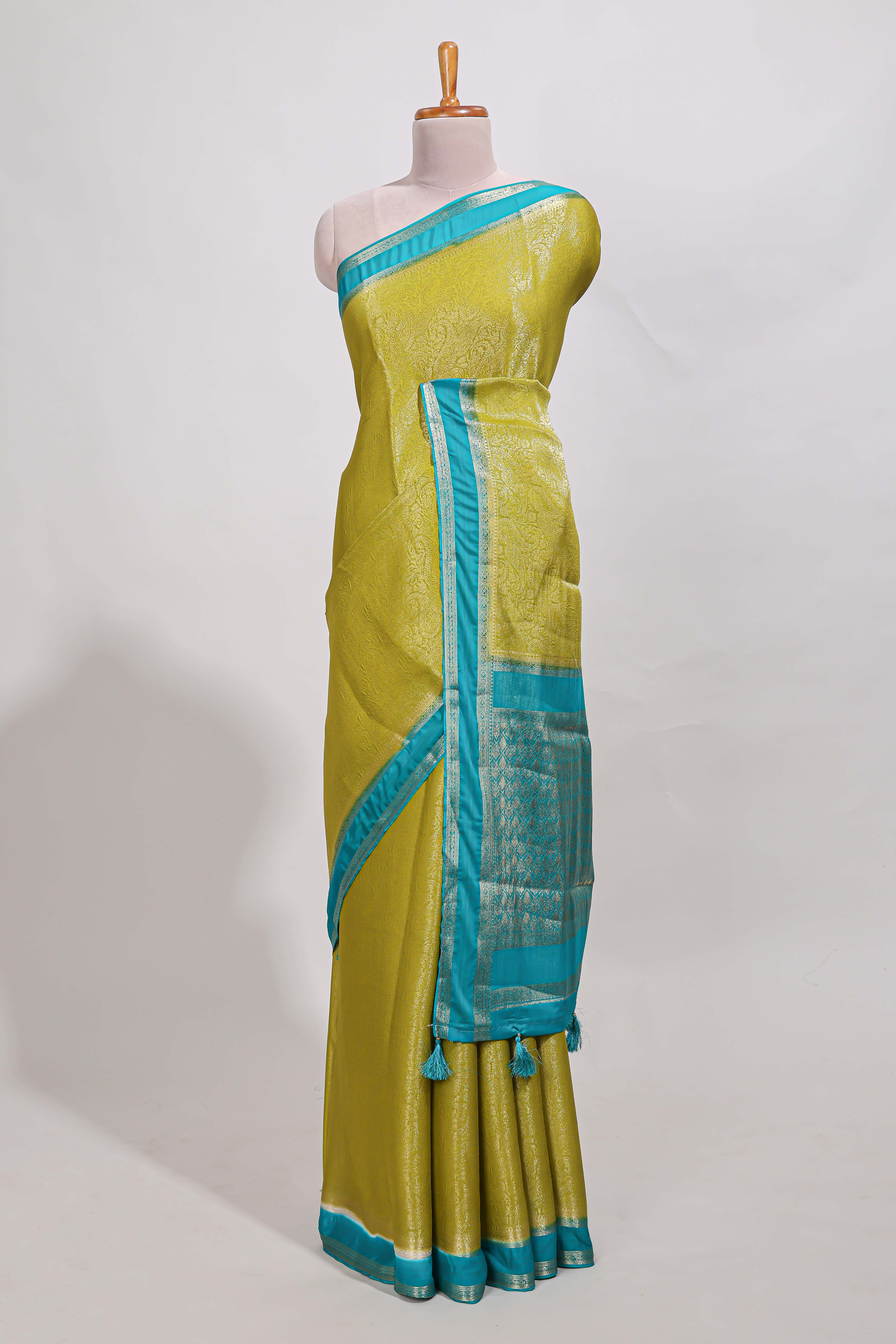Green art mysore silk saree with retta petta contrast border and rich pallu with plain blouse