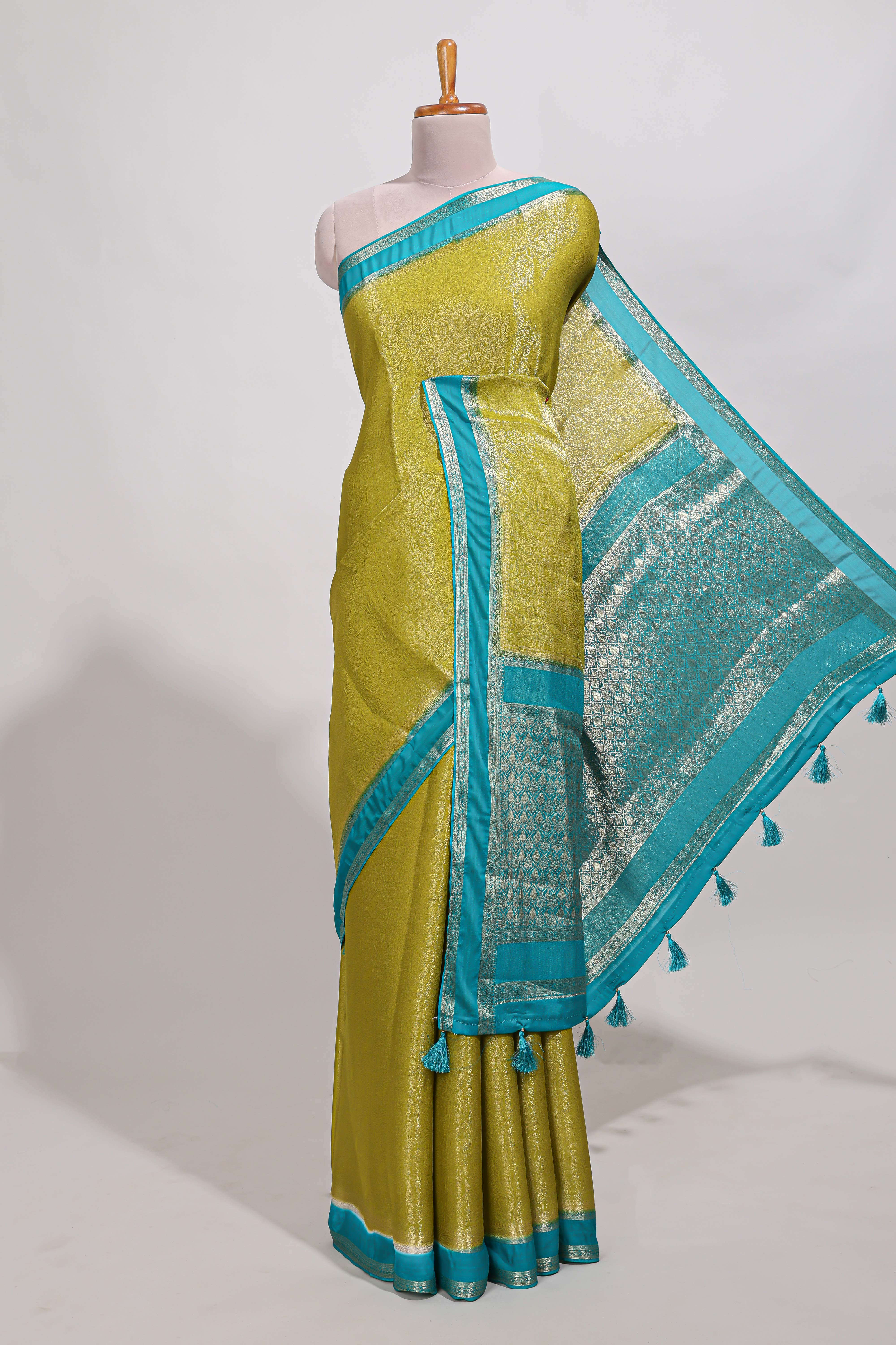 Green art mysore silk saree with retta petta contrast border and rich pallu with plain blouse