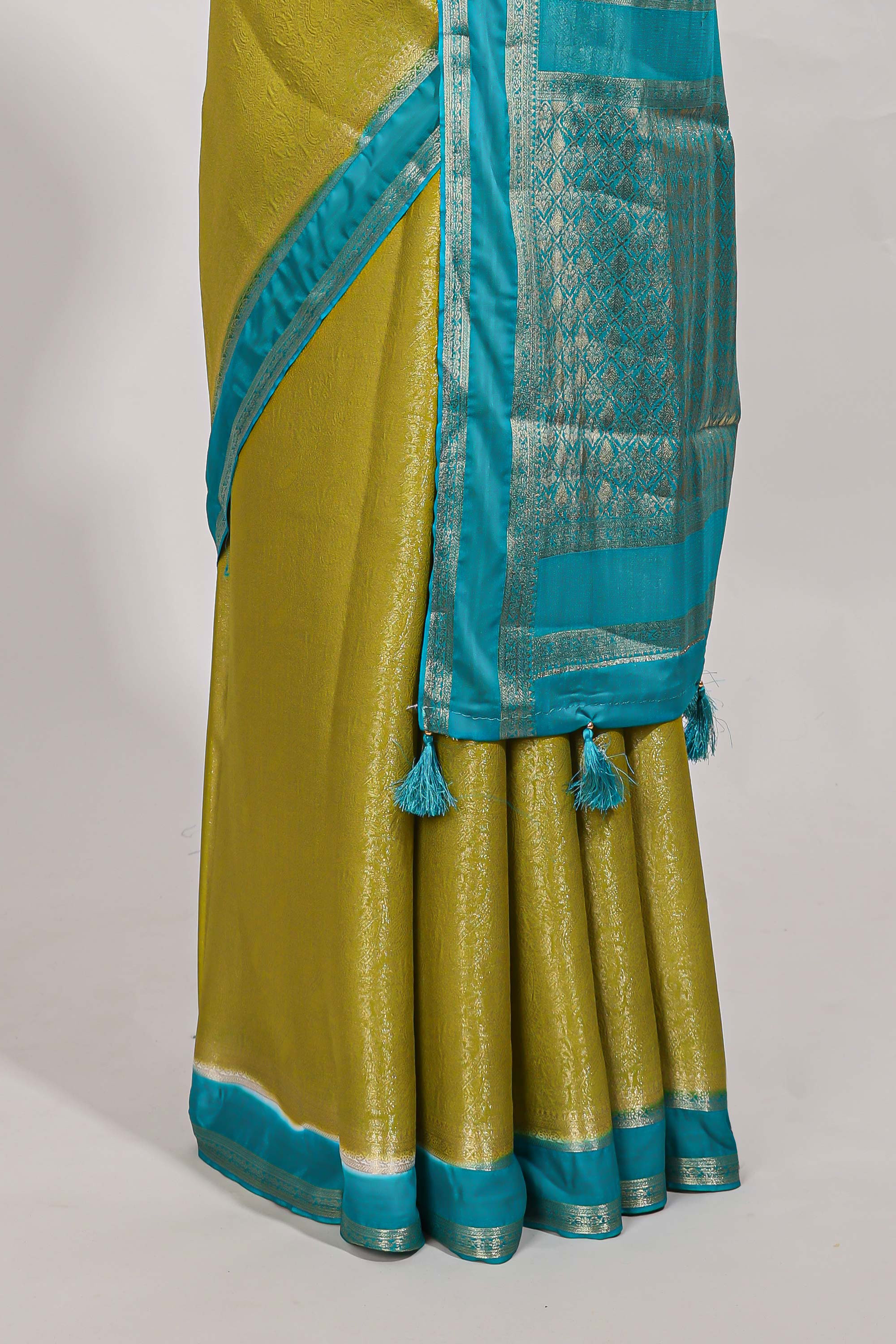 Green art mysore silk saree with retta petta contrast border and rich pallu with plain blouse