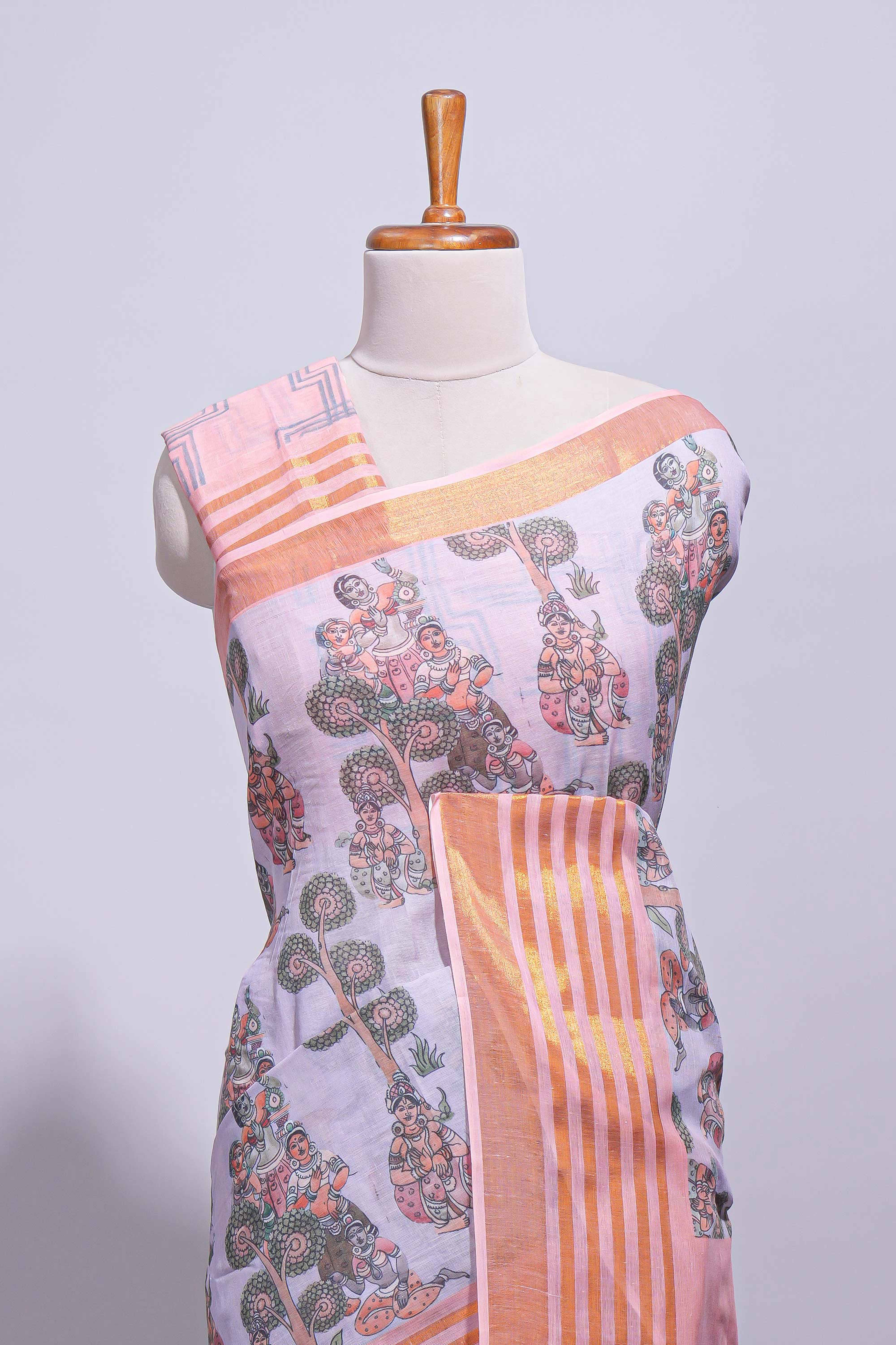 Lavender linen saree withbodyfloral and traditional motifs with a contrastingpallu striped zari border and tassel along with contrast blouse
