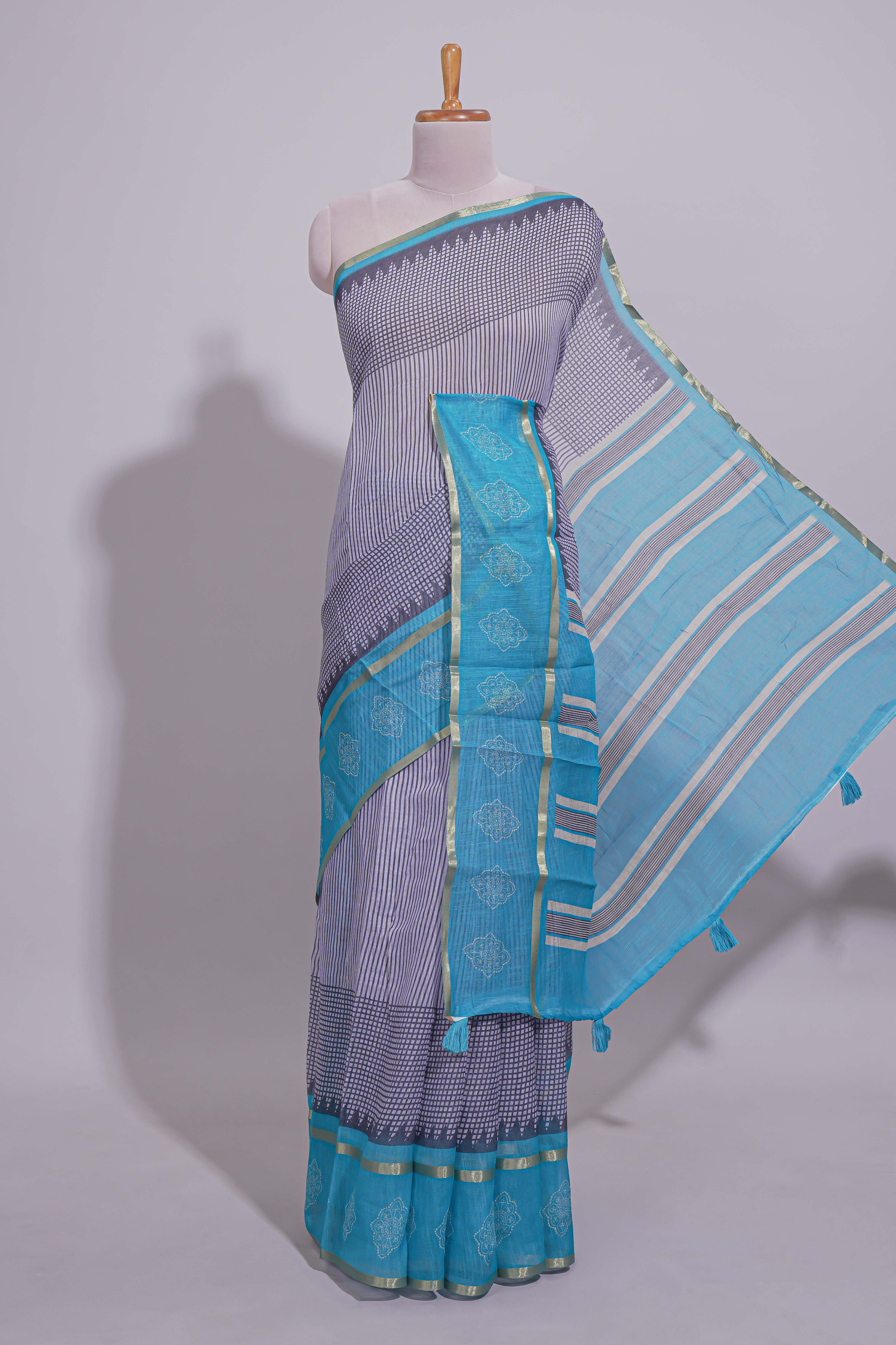 Checked linen saree with contrast blue border and pallu along with contrast printed blouse
