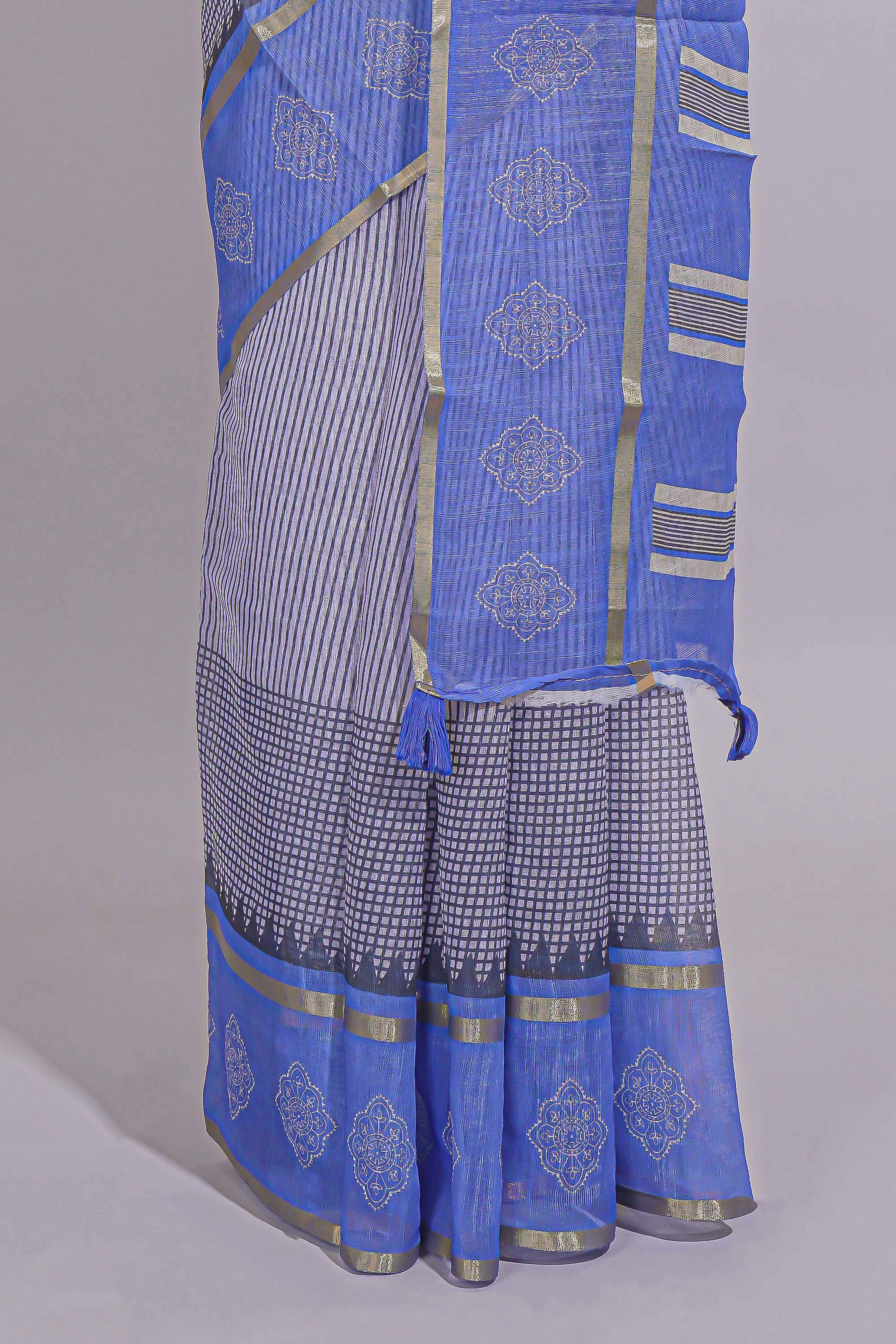 checked body linen saree with contrast border and pallu along with contrast printed blouse