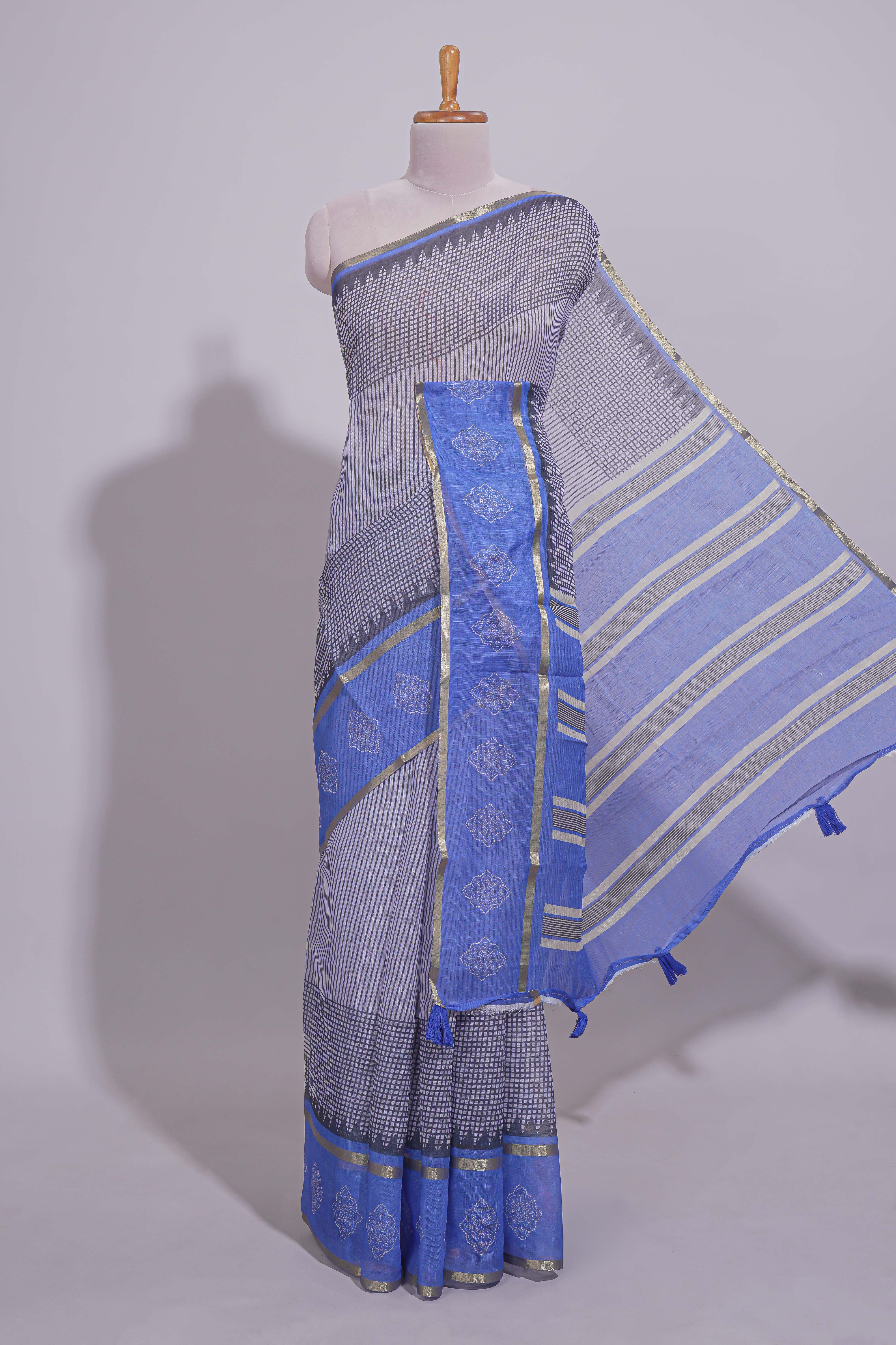checked body linen saree with contrast border and pallu along with contrast printed blouse