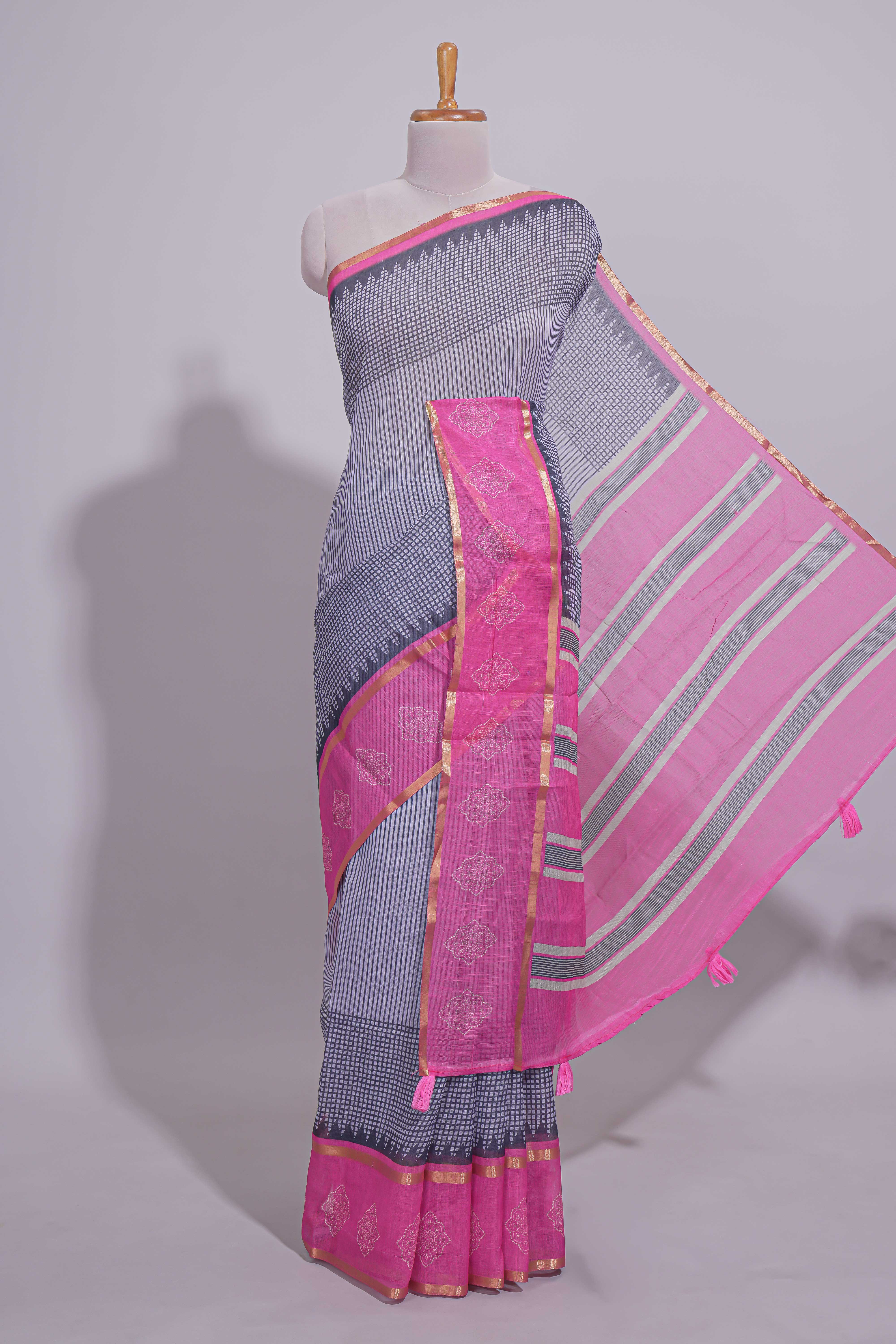 Checked linen saree with contrast border and pallu along with contrast printed blouse