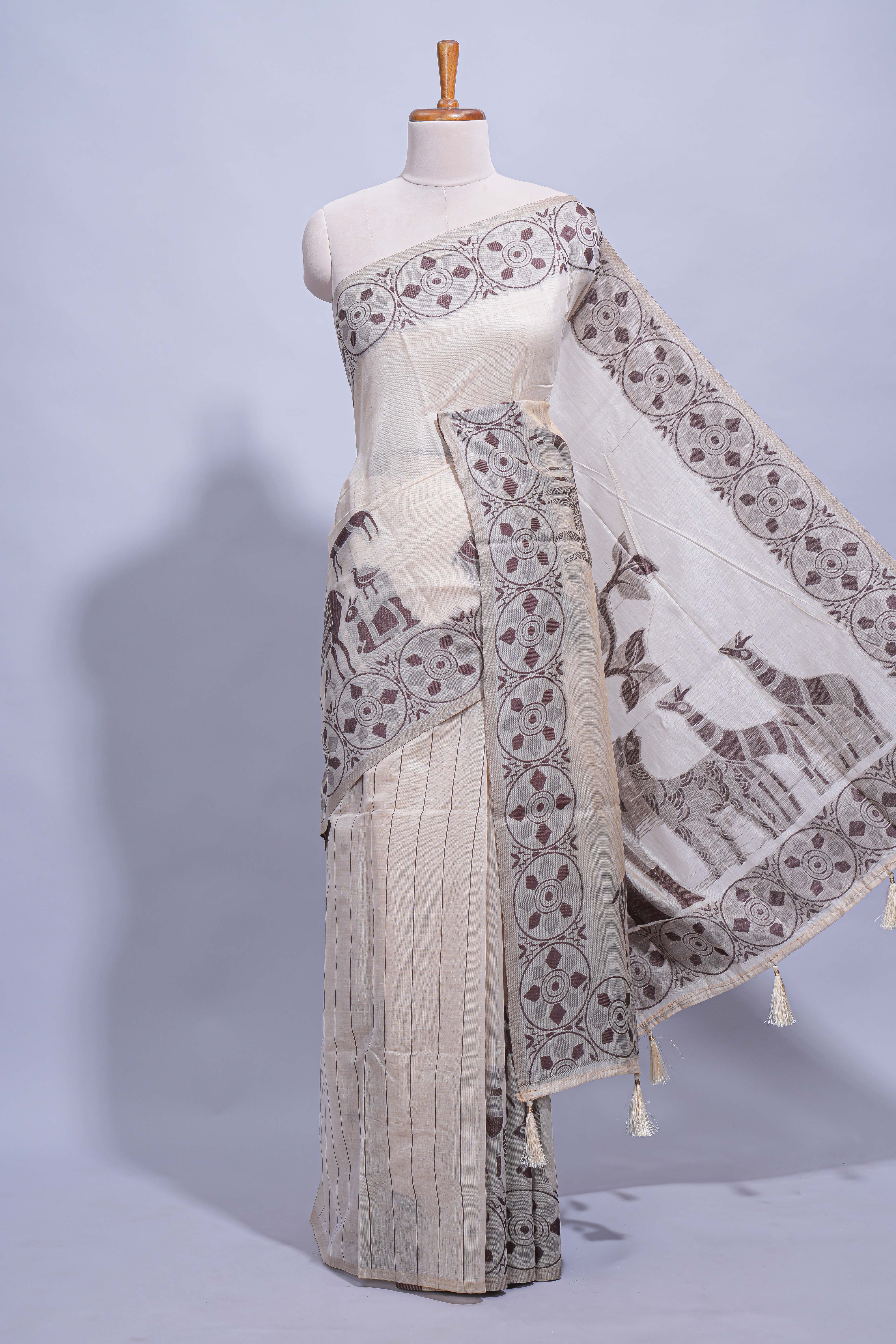 Beige colour munga cotton vertical thread lines thread weaving border with floral jaal thread pichwai pallu and self small butta blouse
