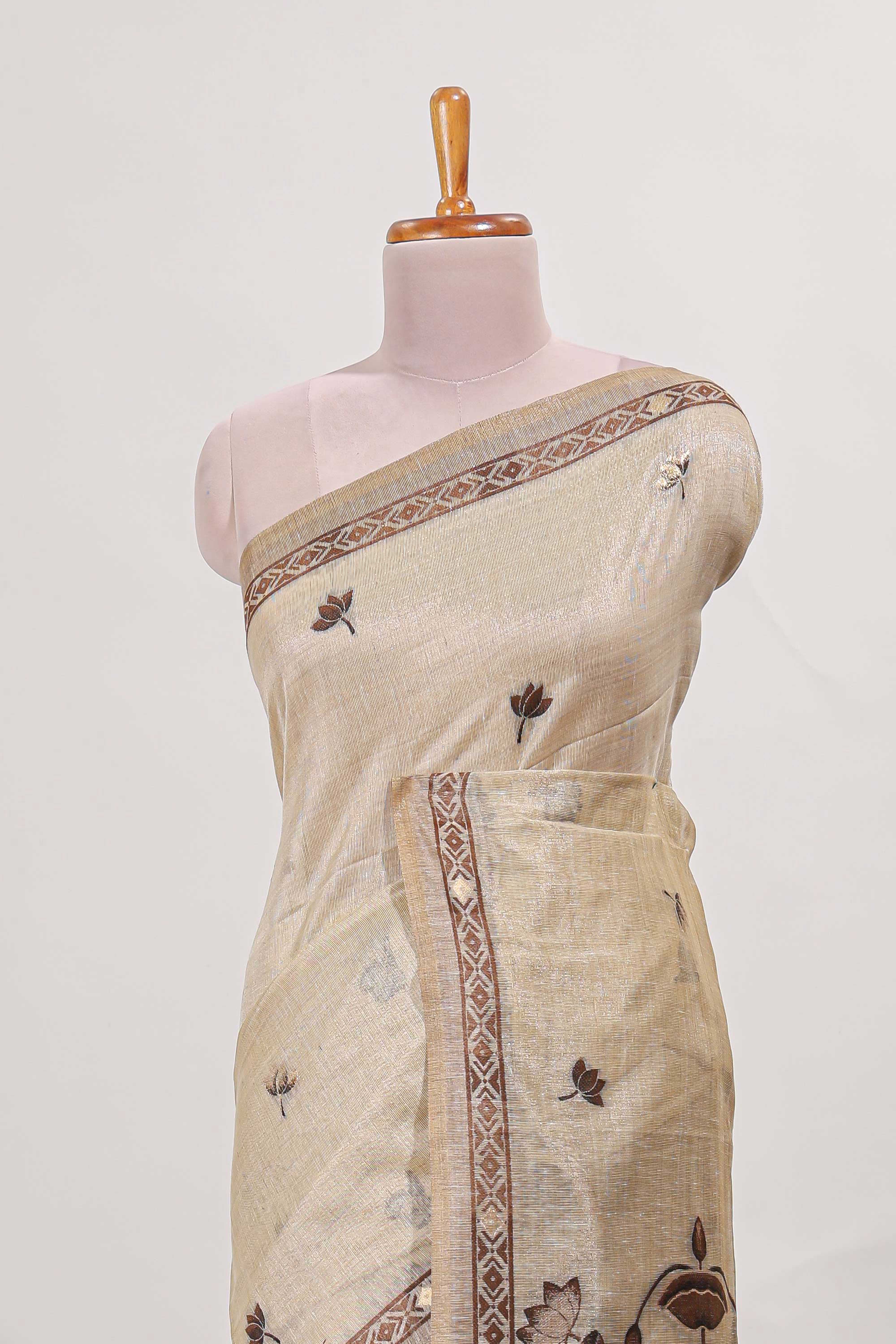 Beige munga cotton floral thread motifs thread weaving border with floral jaal thread zari pallu and contrast small butta blouse