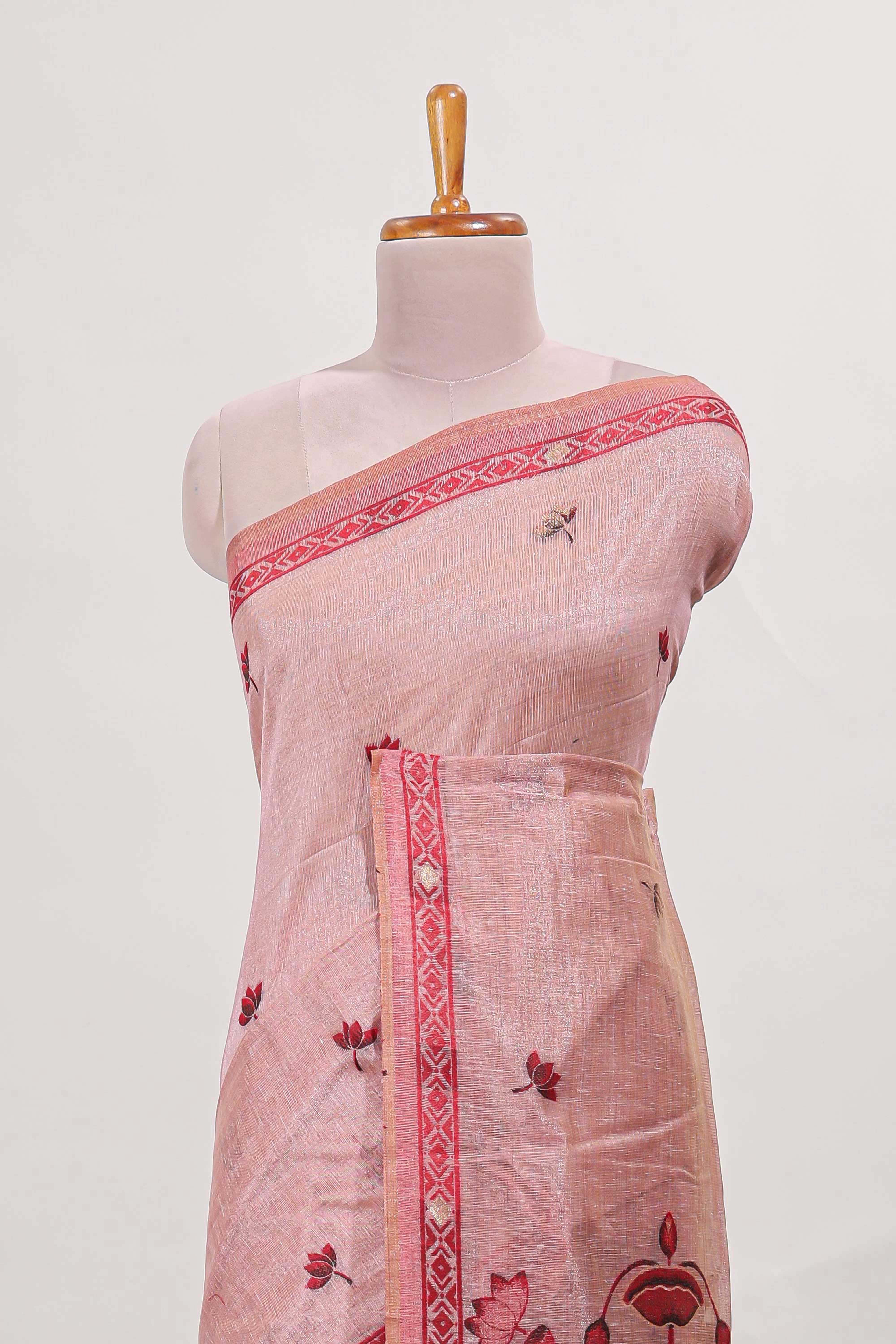 pink munga cotton floral thread motifs thread weaving border with floral jaal thread zari pallu and contrast small butta blouse