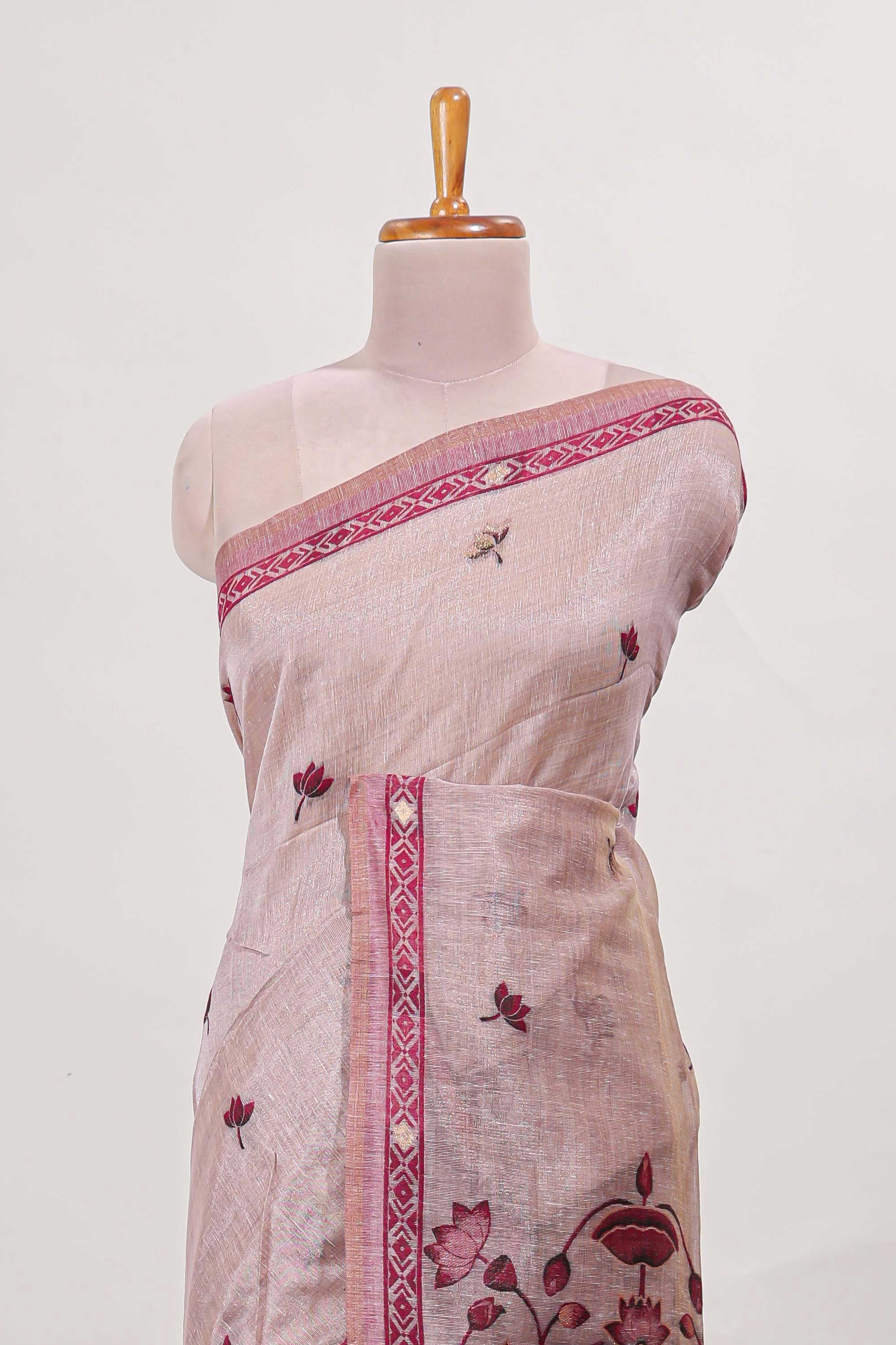 Magenta munga cotton floral thread motifs thread weaving border with floral jaal thread zari pallu and contrast small butta blouse