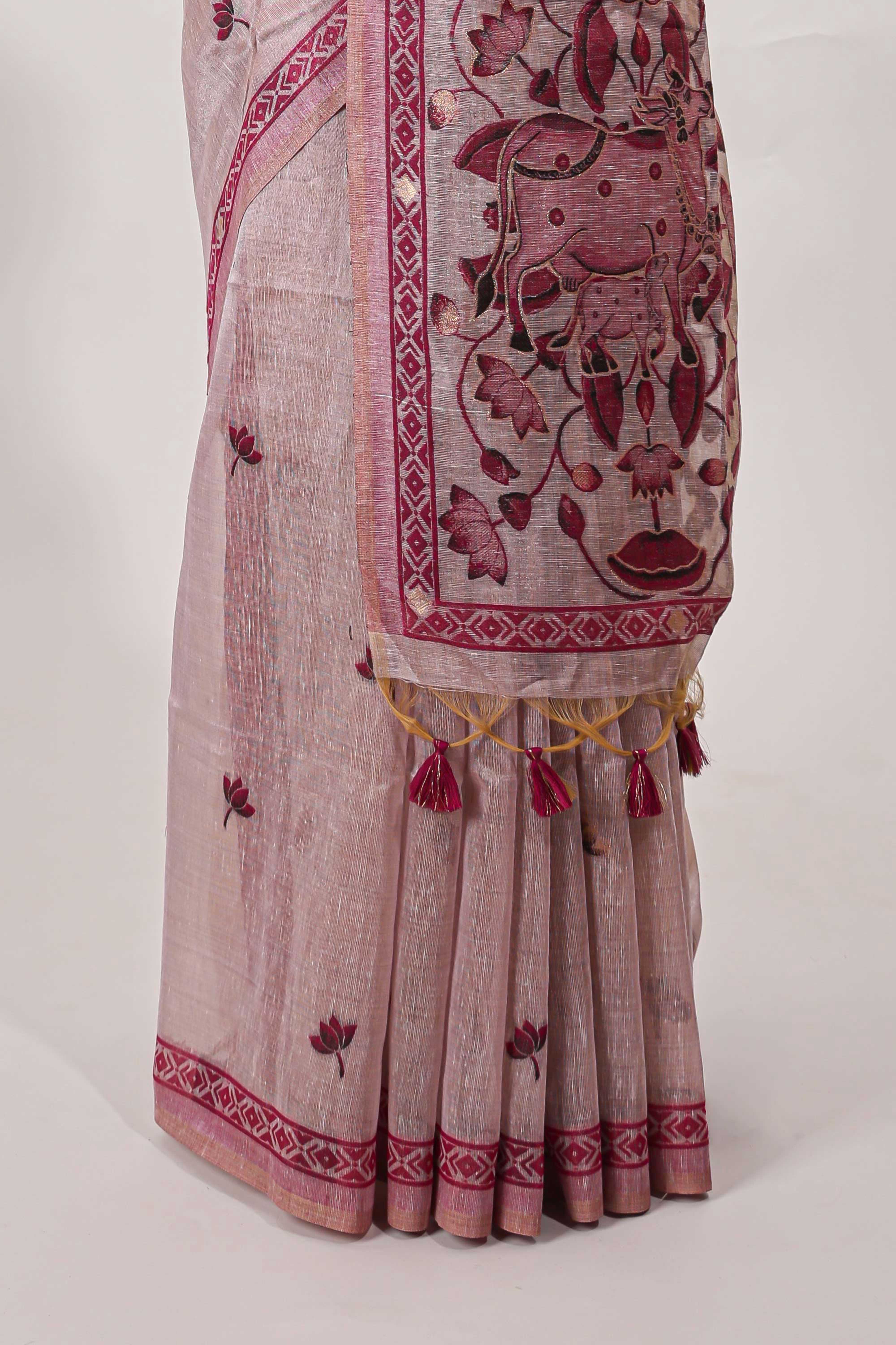 Magenta munga cotton floral thread motifs thread weaving border with floral jaal thread zari pallu and contrast small butta blouse