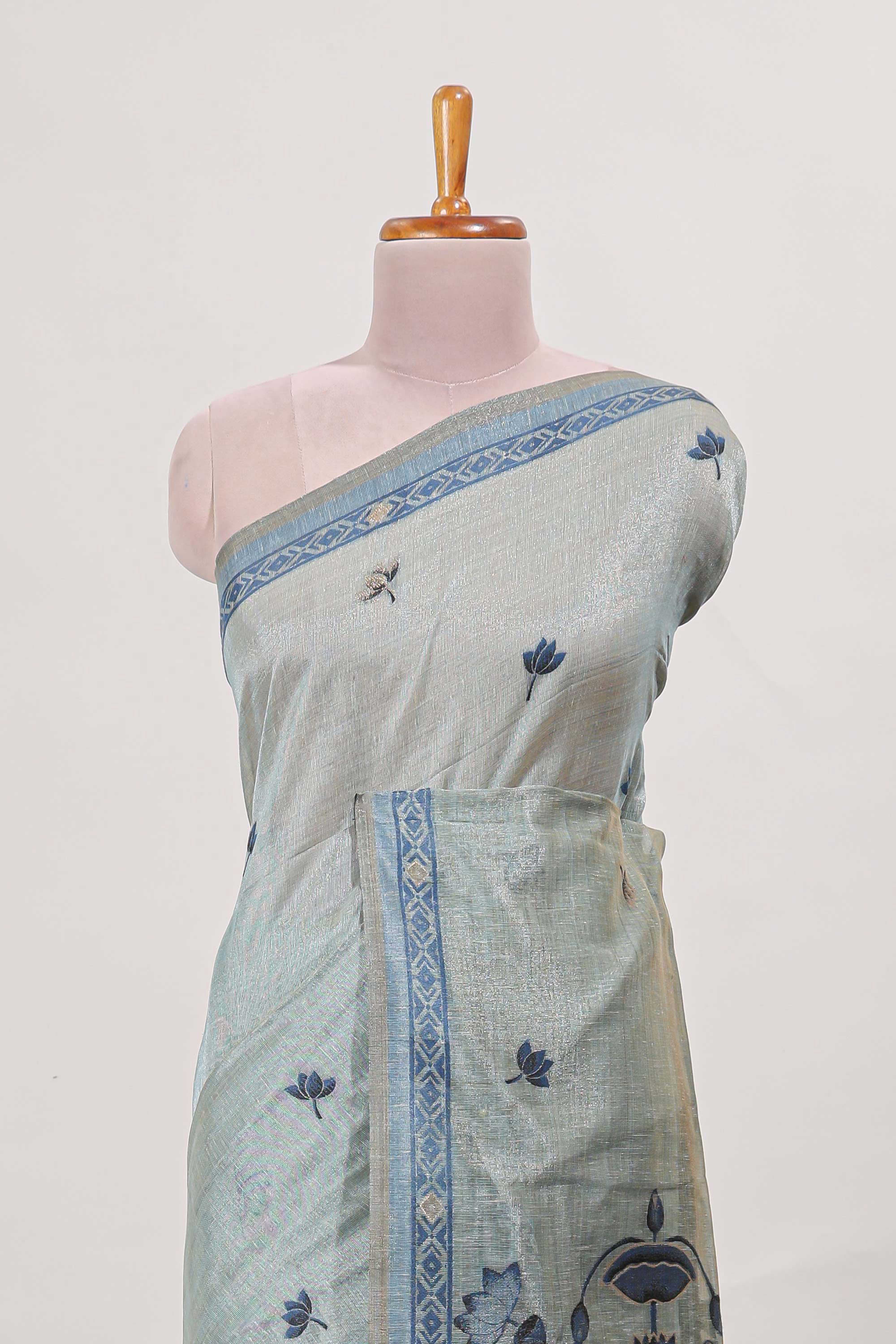 Blue munga cotton floral thread motifs thread weaving border with floral jaal thread zari pallu and contrast small butta blouse