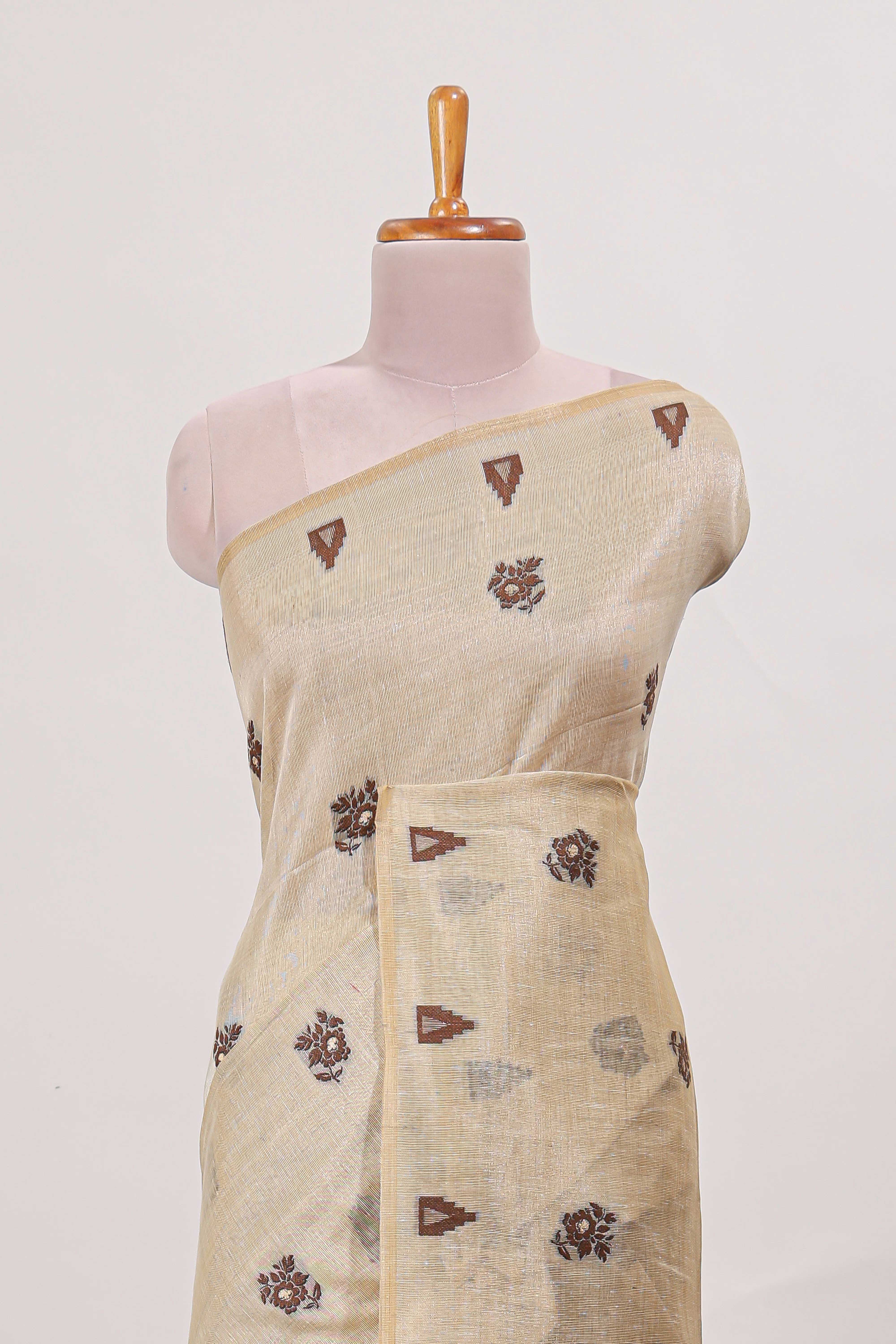 Beige munga cotton floral thread motifs thread weaving border with floral jaal thread zari pallu and contrast small butta blouse