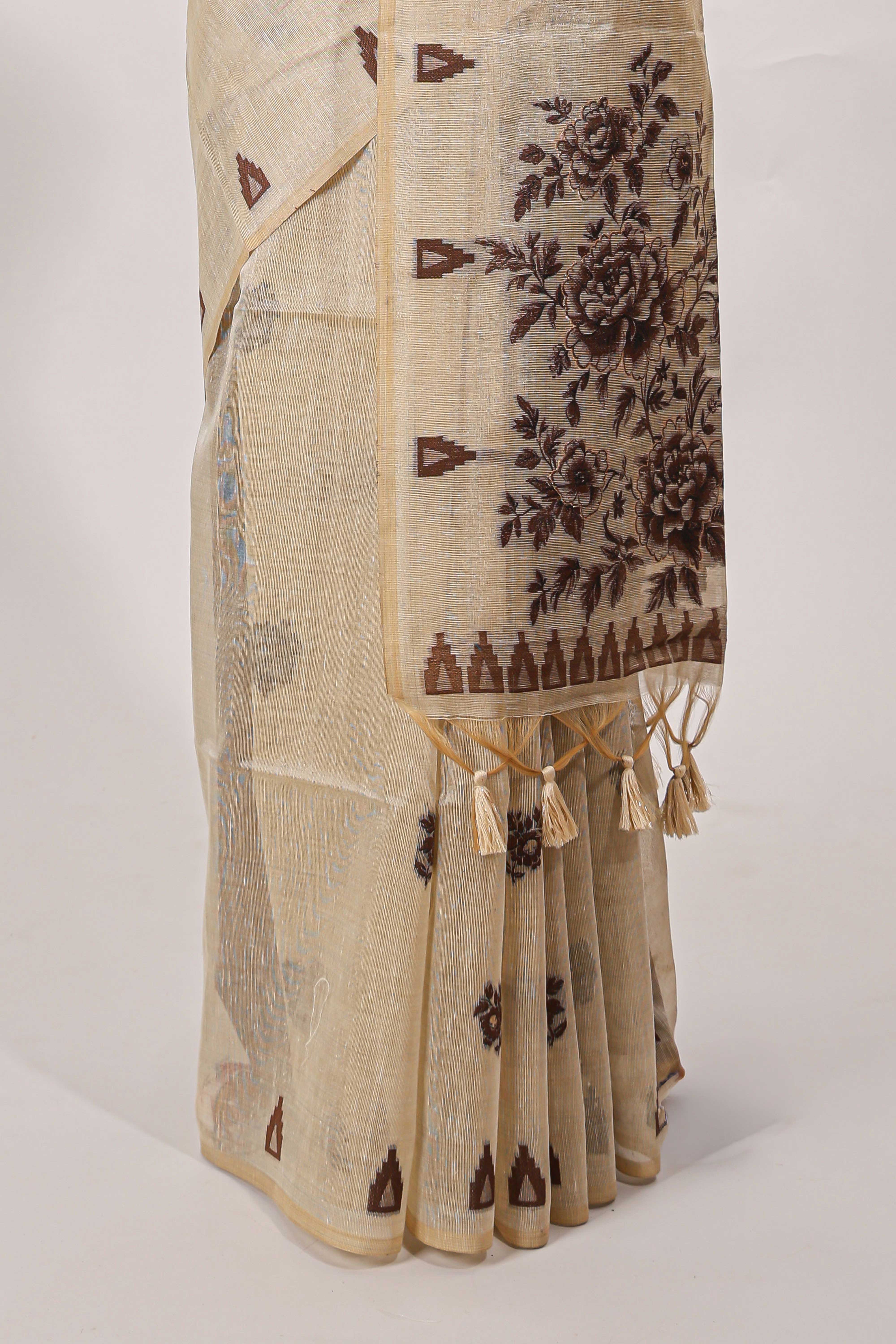 Beige munga cotton floral thread motifs thread weaving border with floral jaal thread zari pallu and contrast small butta blouse