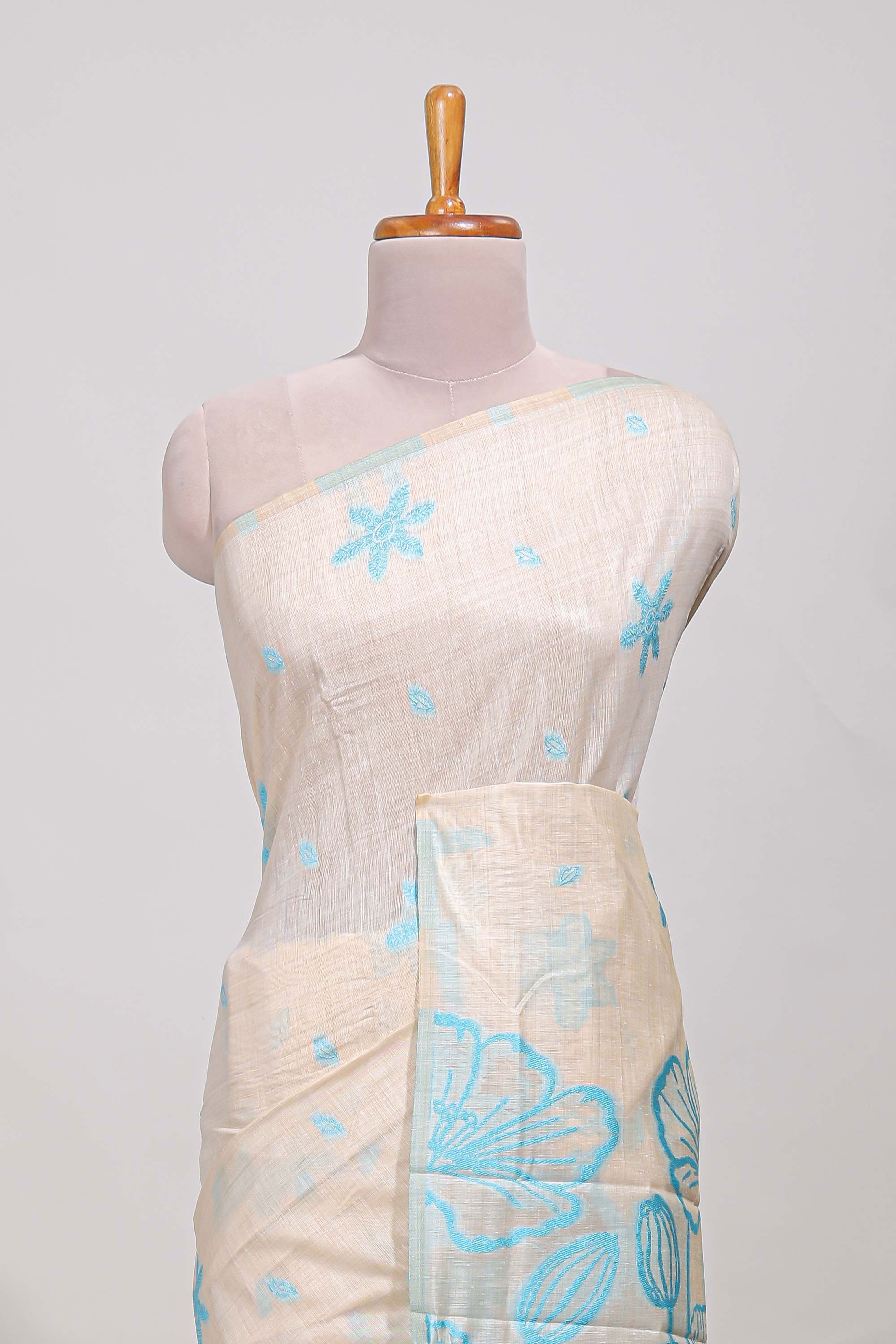 Powder blue floral printmunga cotton sareewith matching floral print pallu along with tassles