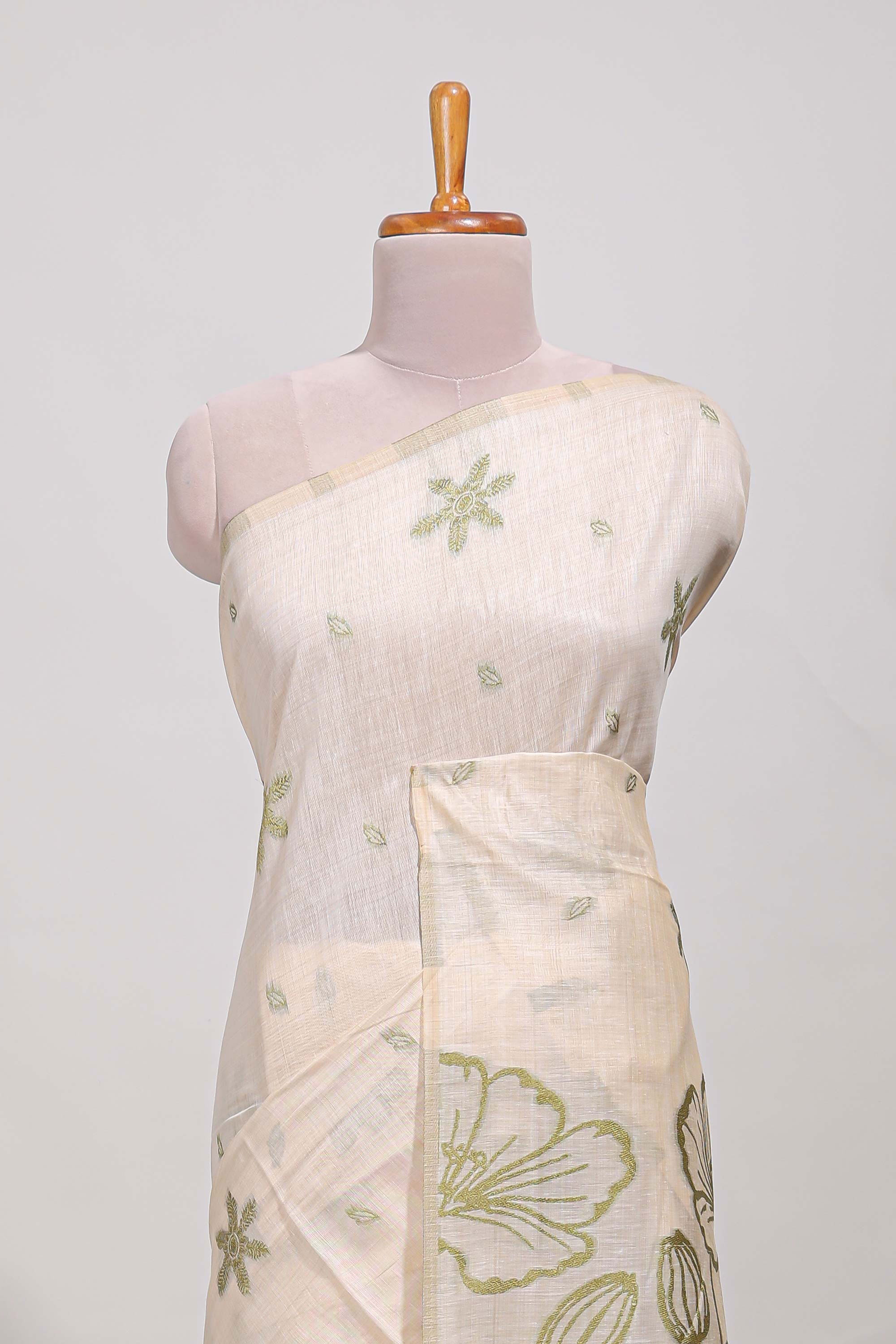 Pastel green floral printmunga cotton sareewith matching floral print pallu along with tassles