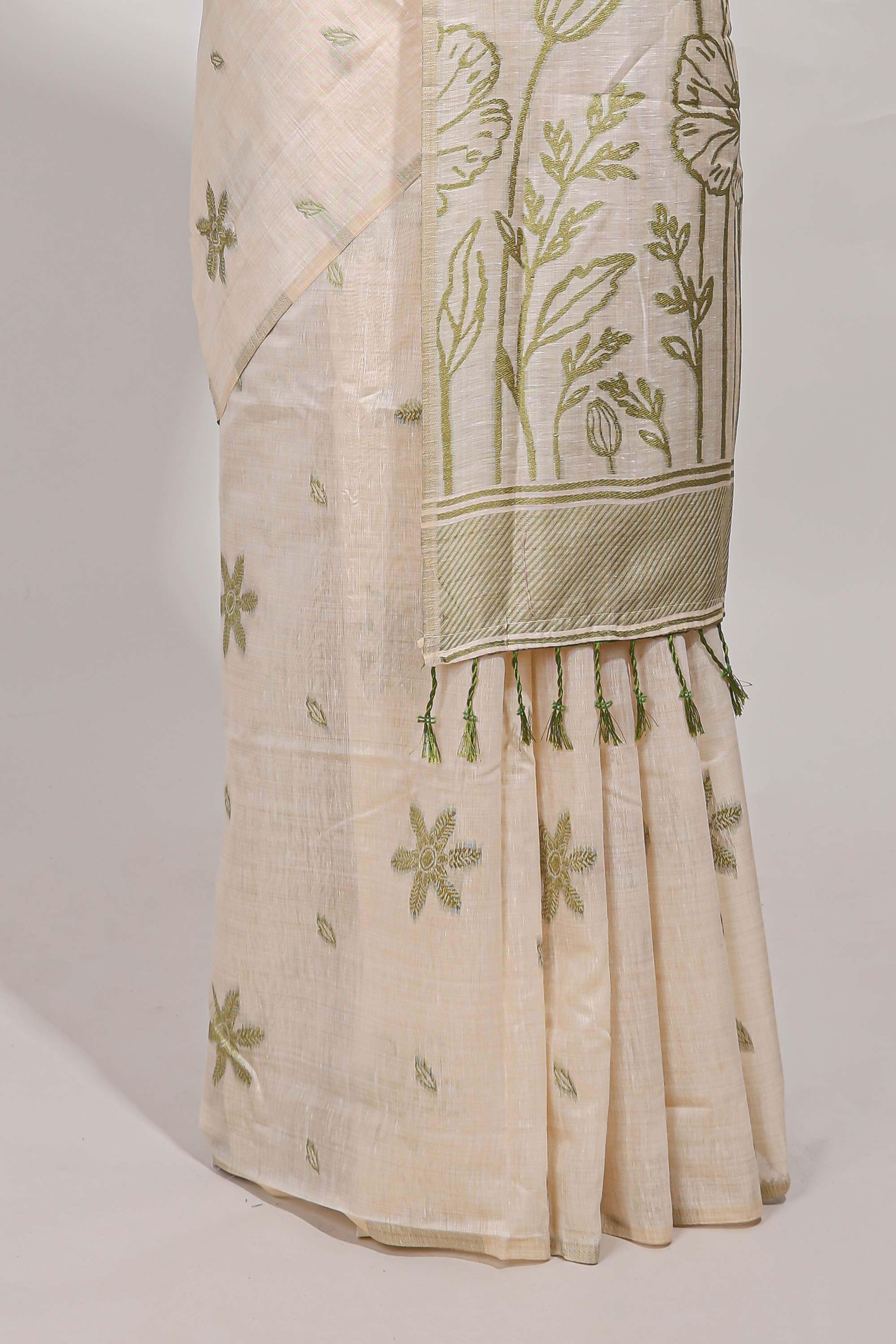 Pastel green floral printmunga cotton sareewith matching floral print pallu along with tassles