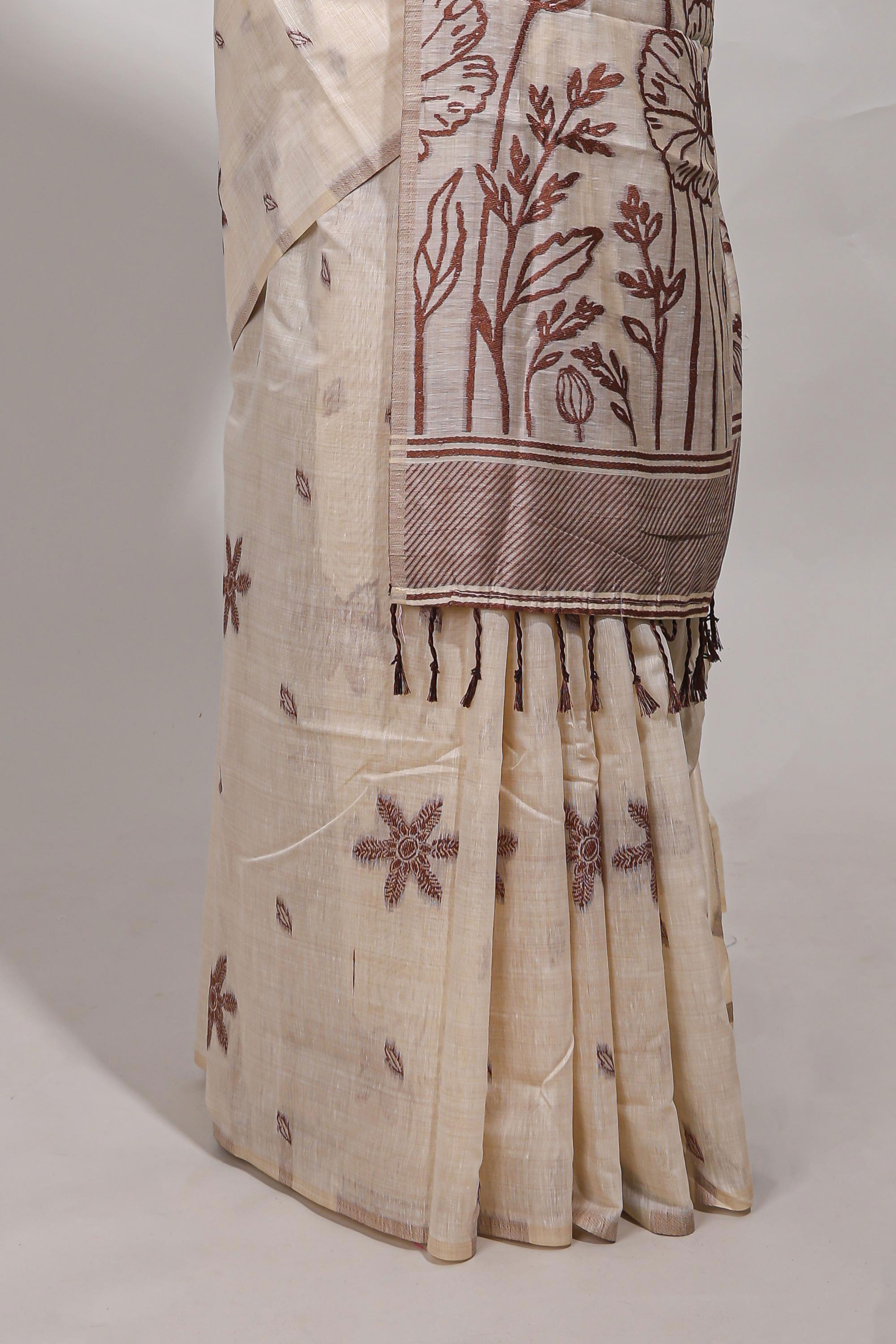Brown floral printmunga cotton sareewith matching floral print pallu along with tassles