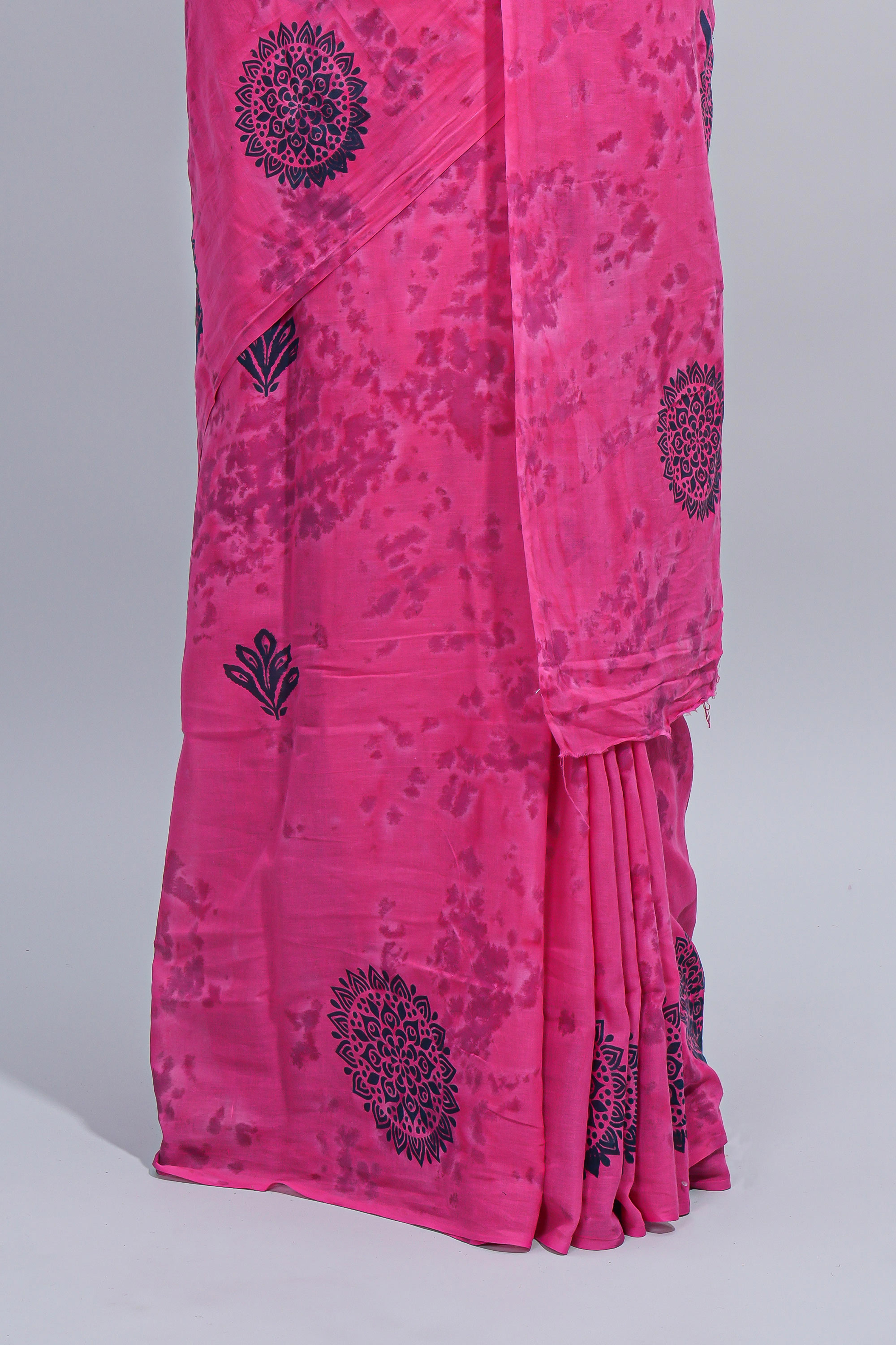 Borderless pink floral motifs design mul mul cotton saree with self pallu