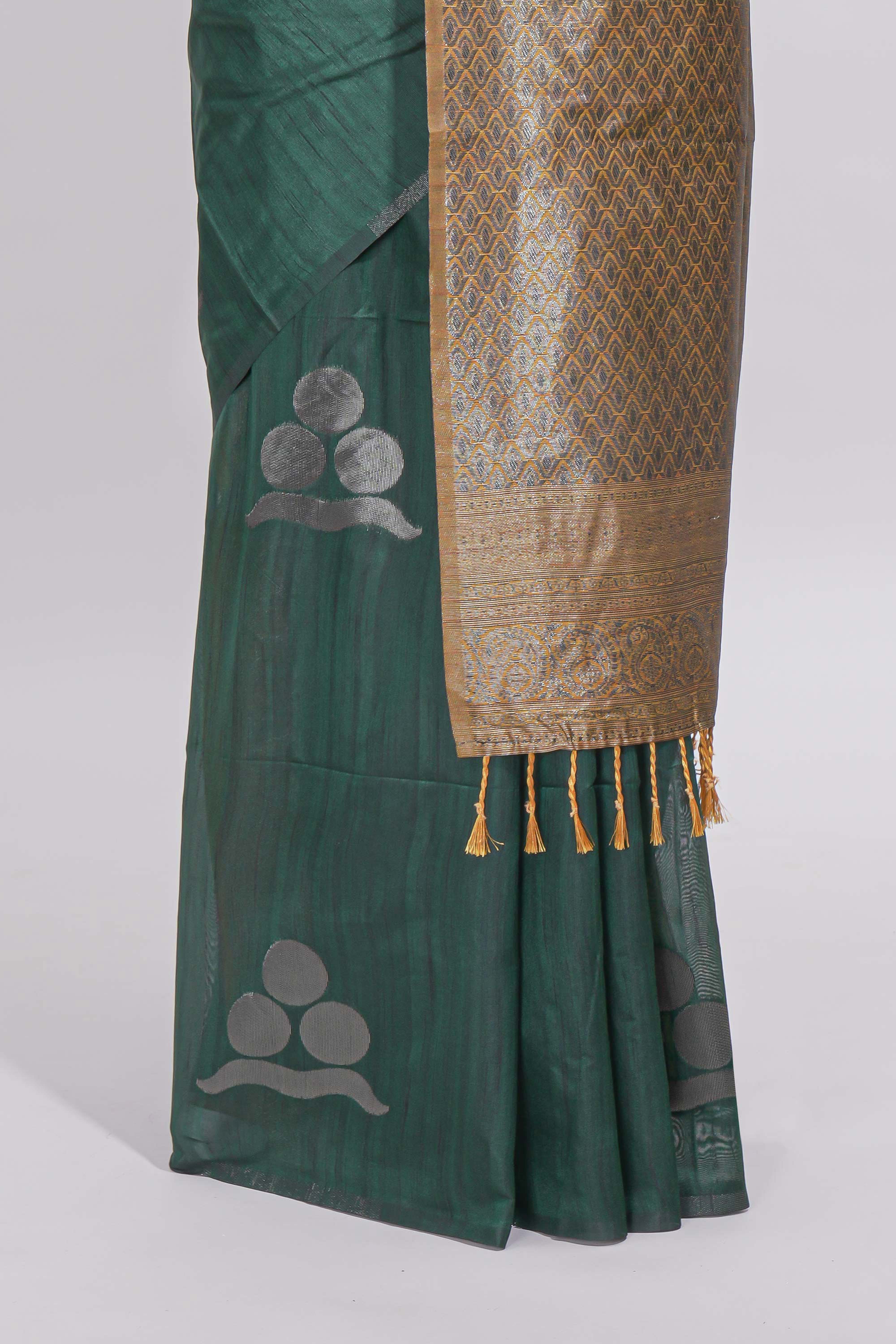 Borderless green round butta art tussar saree with contrast pallu and blouse