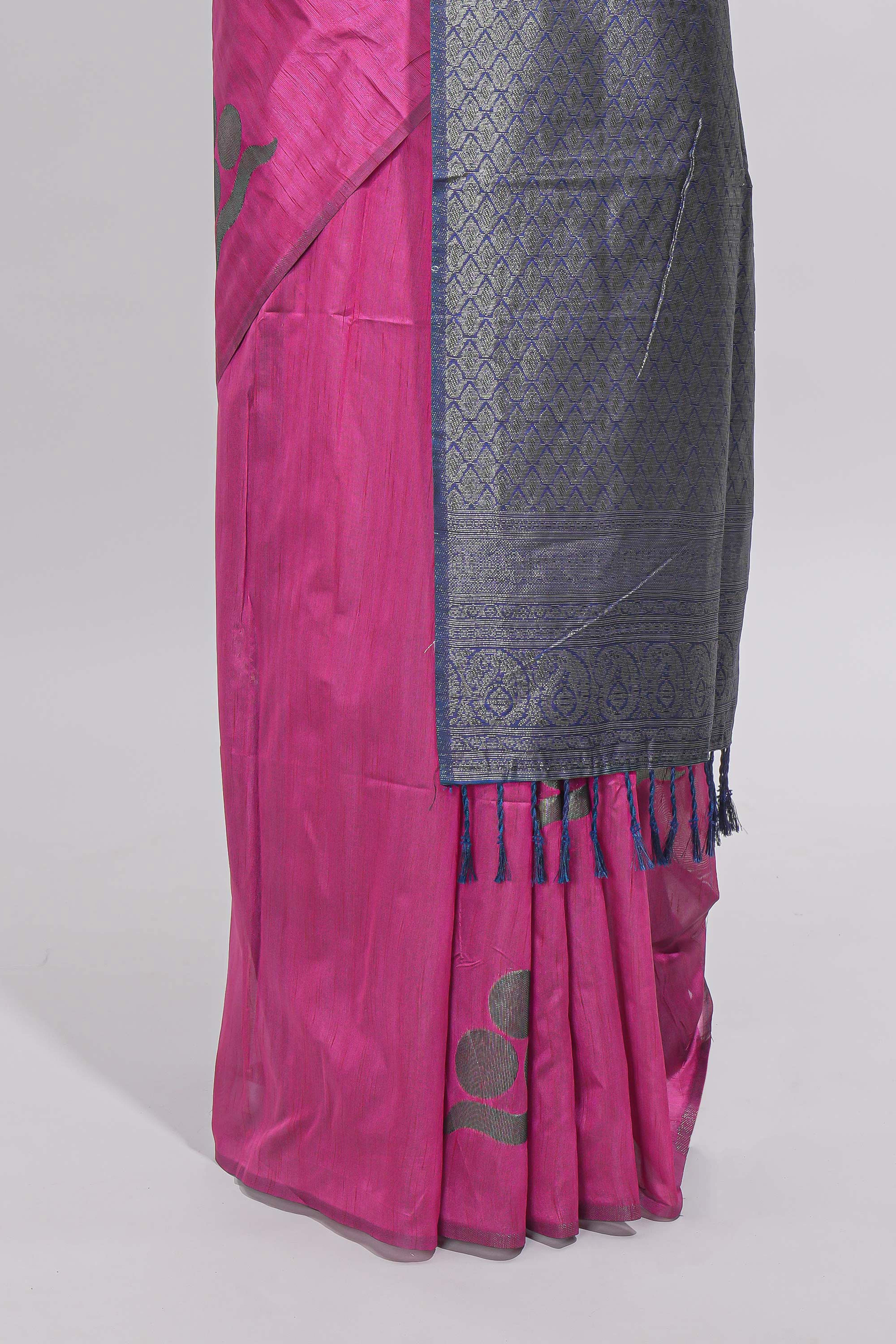 Borderless pink round butta art tussar saree with contrast pallu and blouse