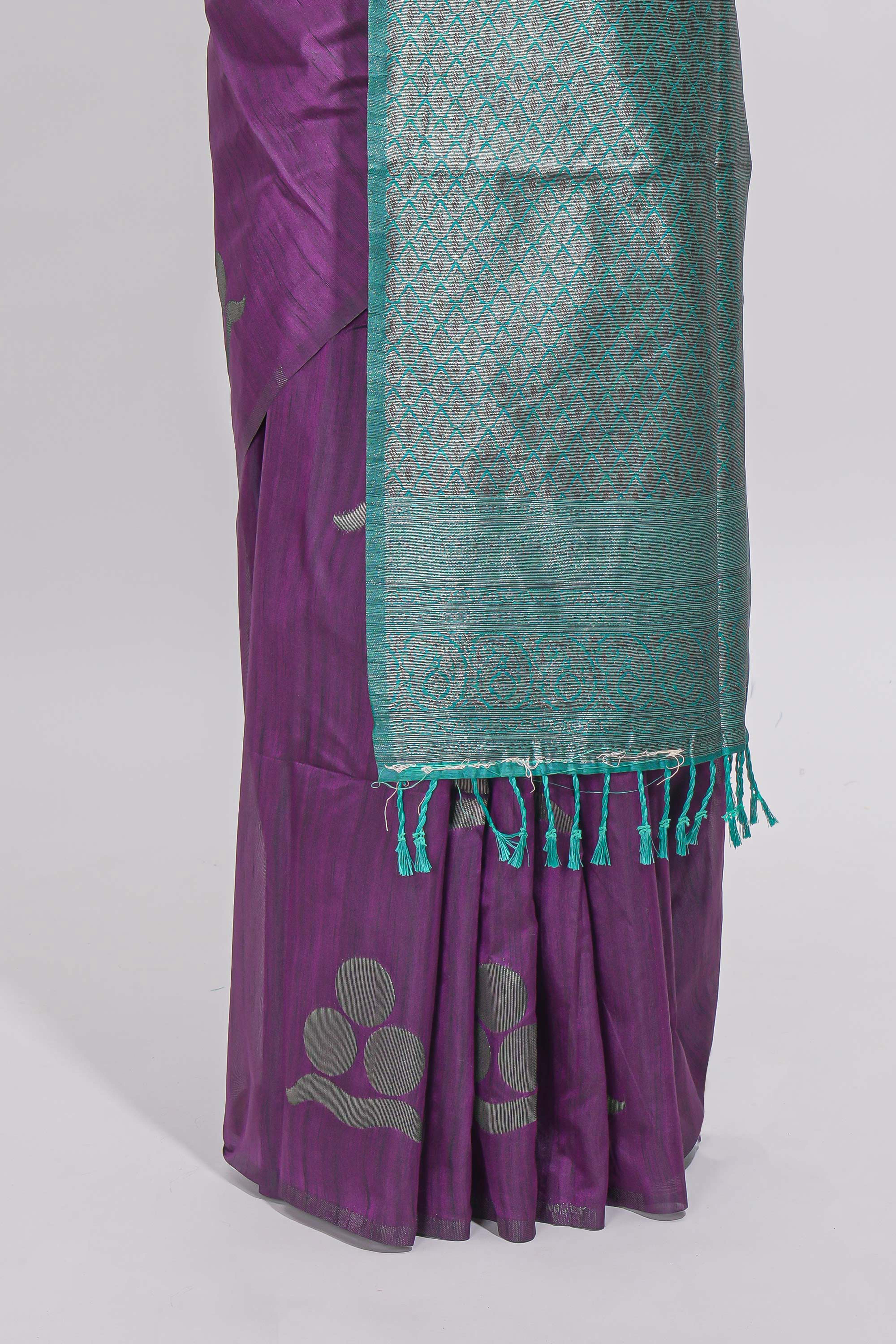 Borderless purple round butta art tussar saree with contrast pallu and blouse