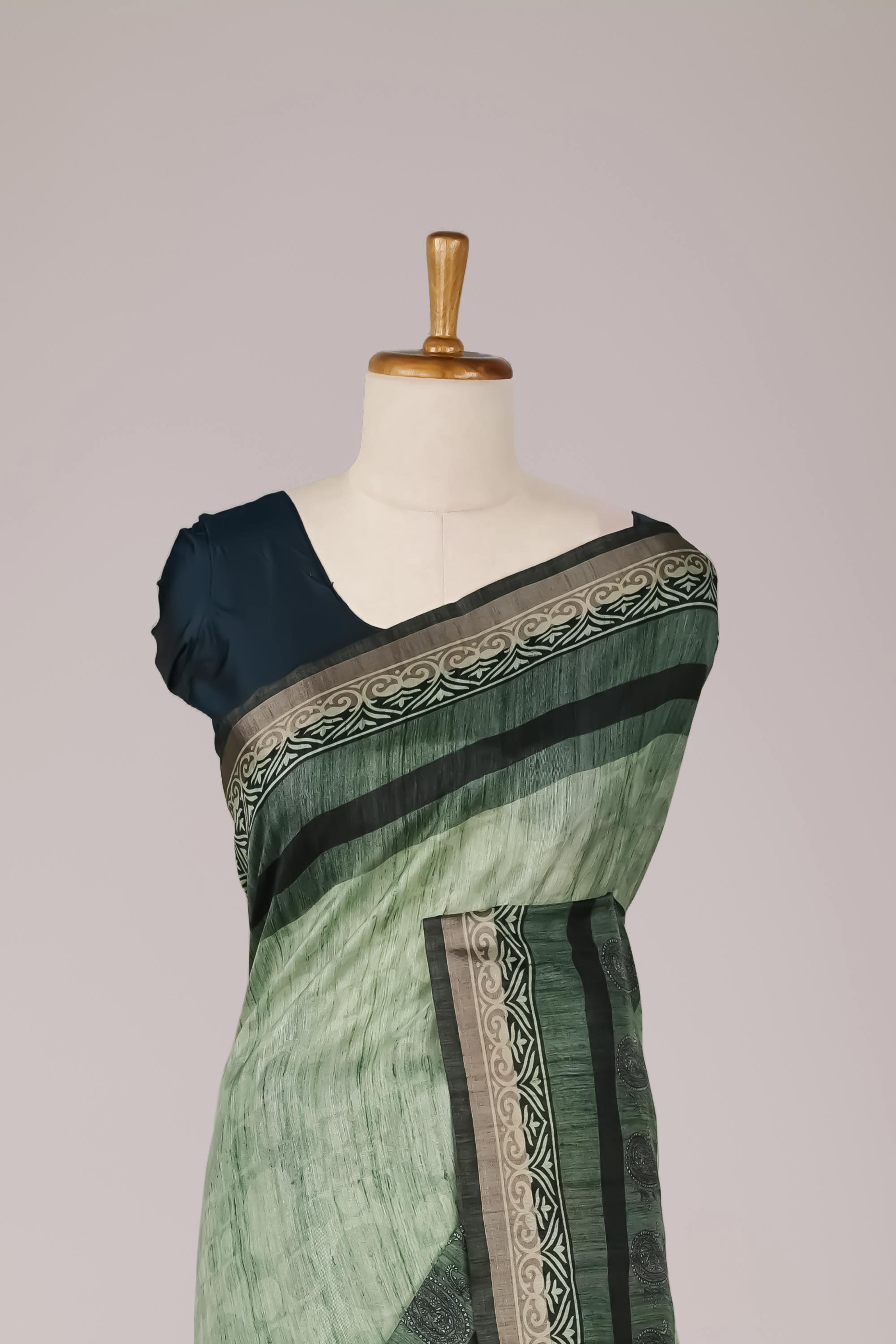 Contrast border accent saree