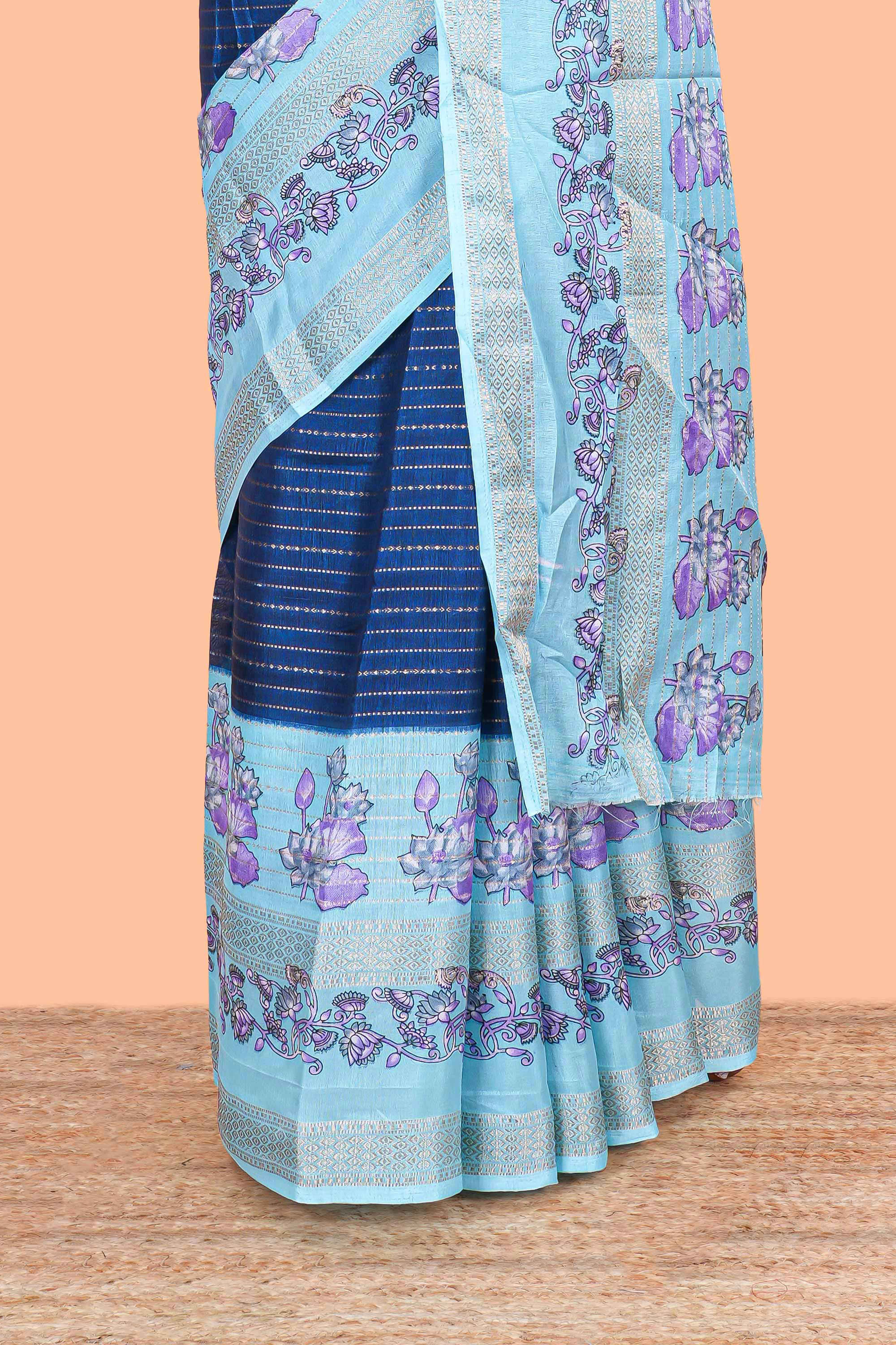 Contrast pallu accent