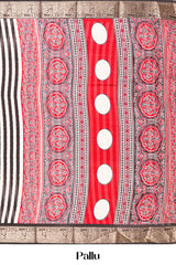 Contrast pallu feature