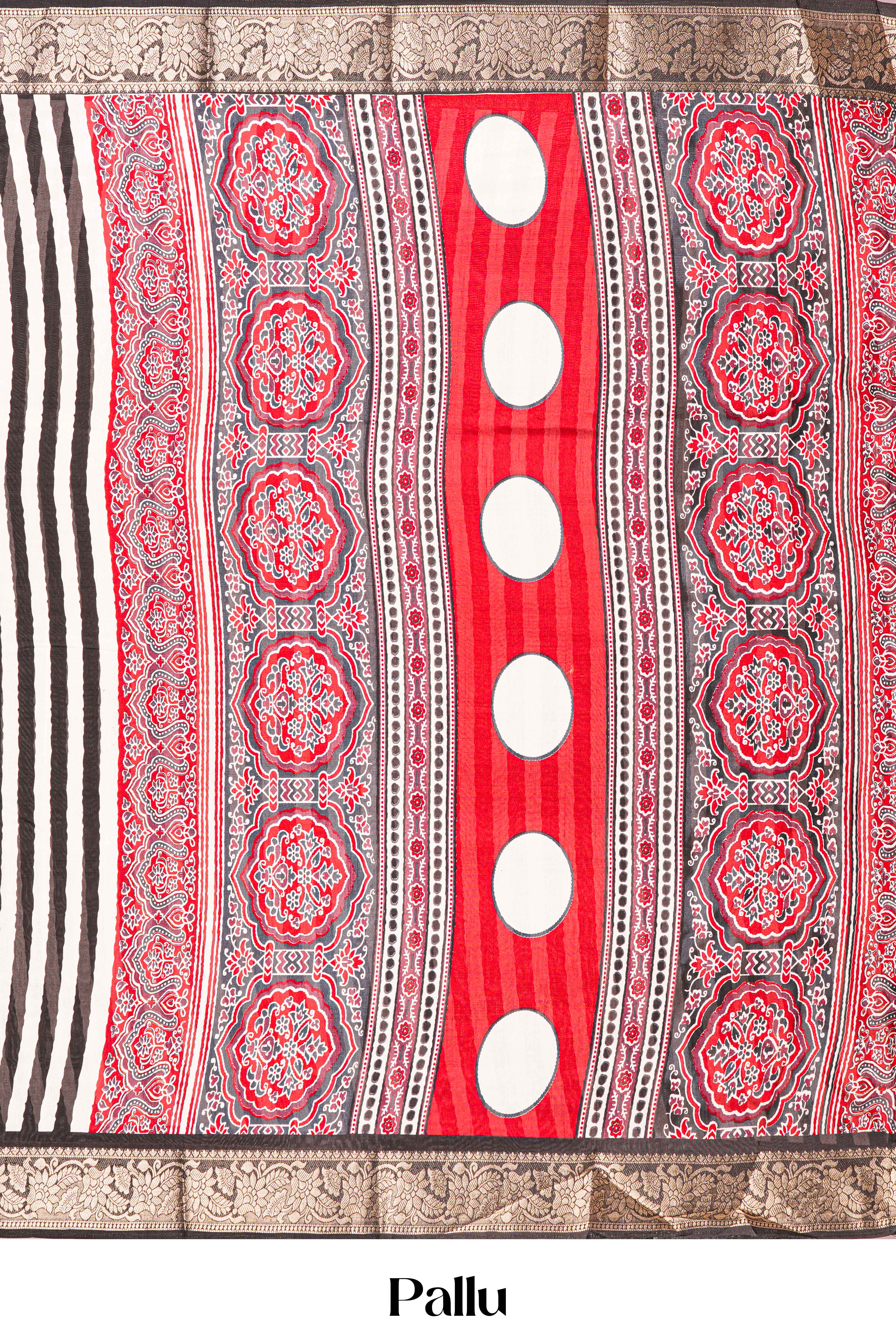 Contrast pallu feature