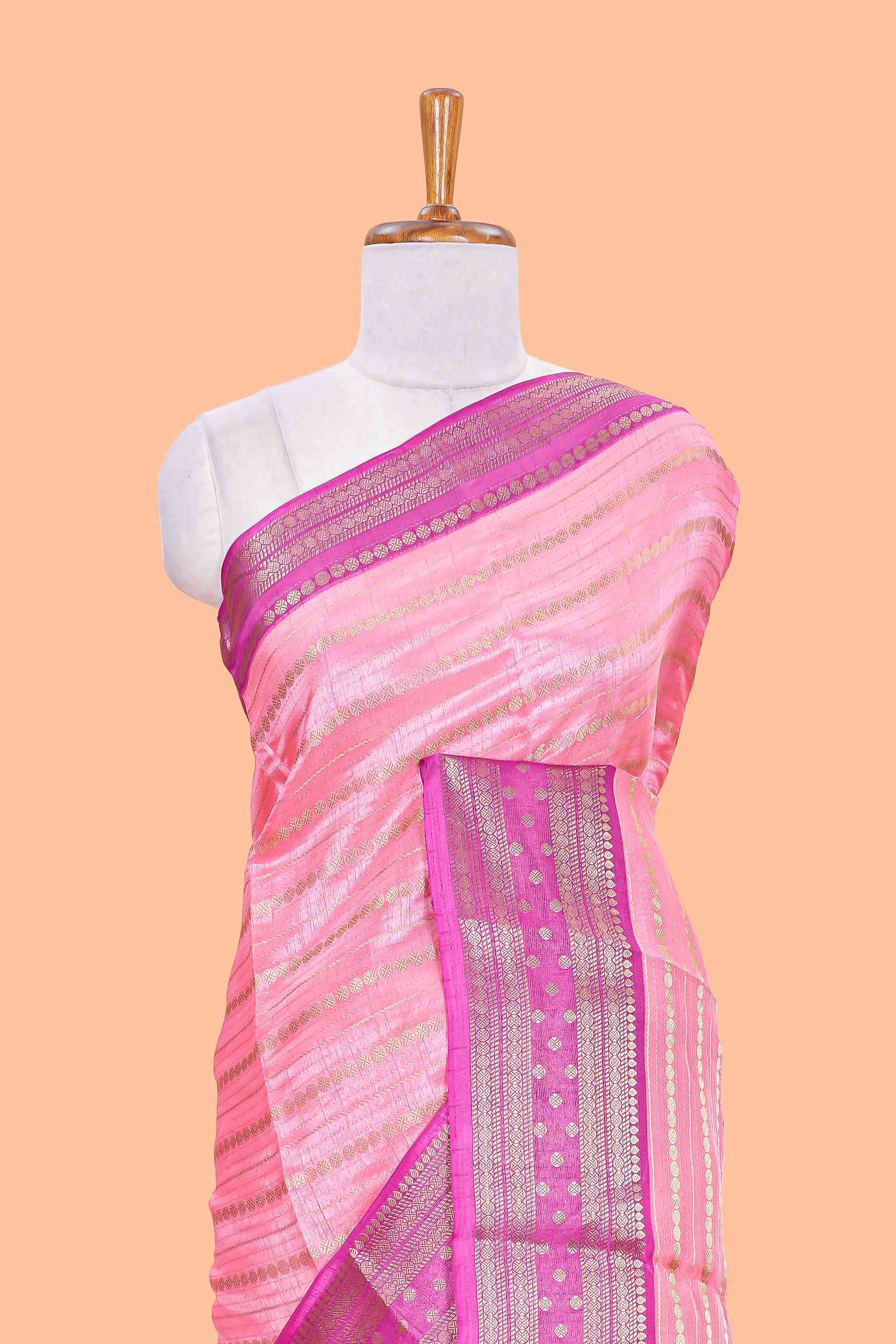 Contrast printed pallu saree