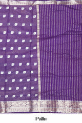 Detailed pallu accents