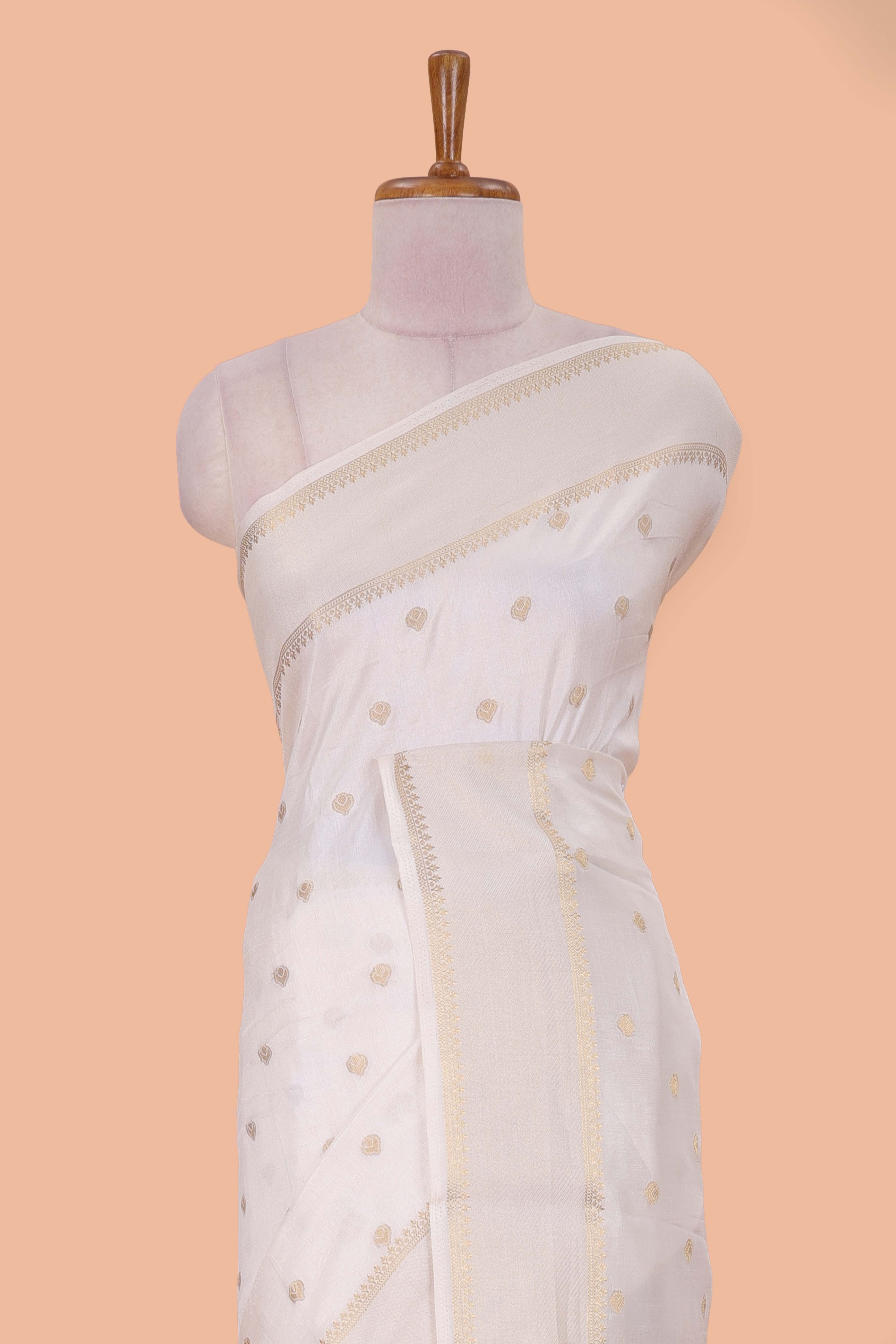Dual tone pallu styling
