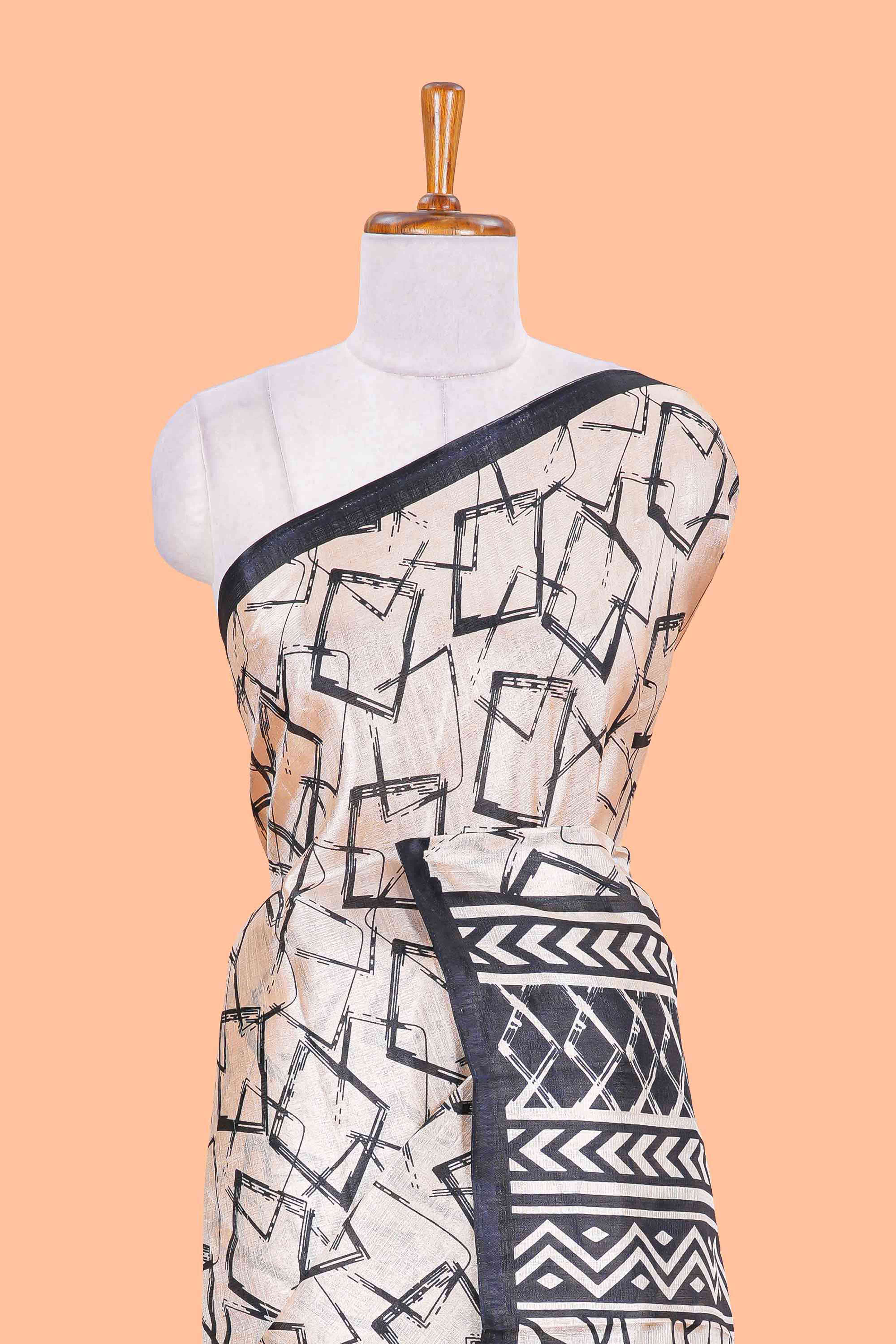 Structured pallu detail