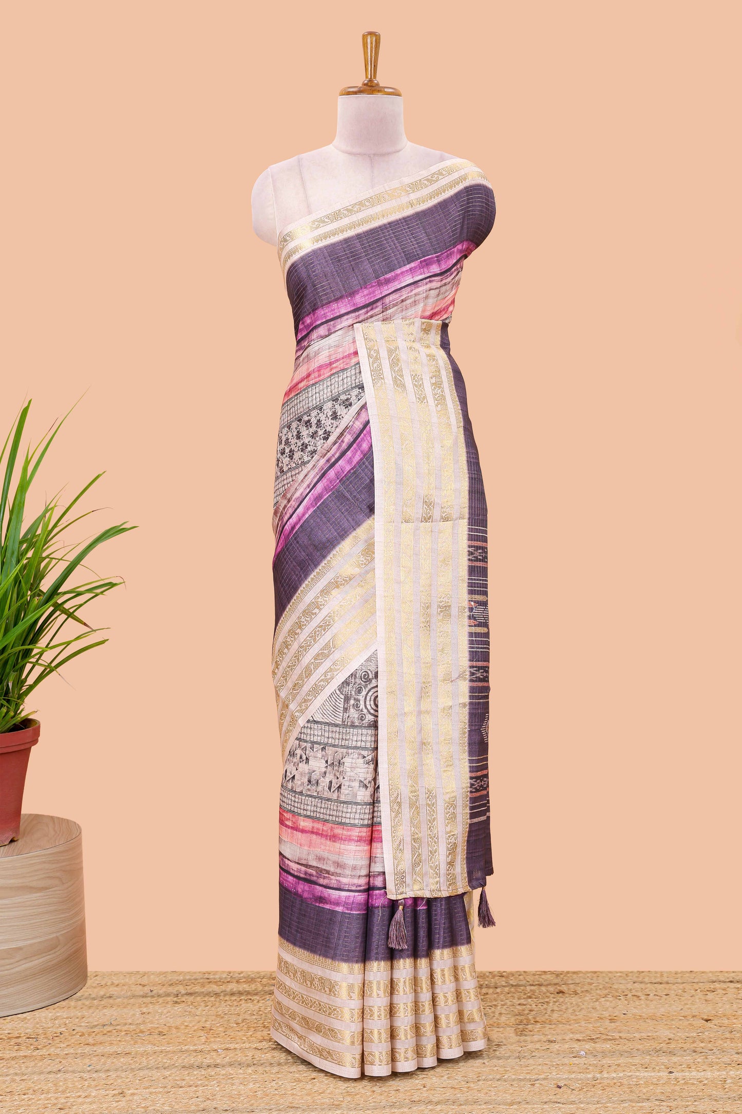 Lavender dola silk saree featuring monochrome fusion print and contrast zari border