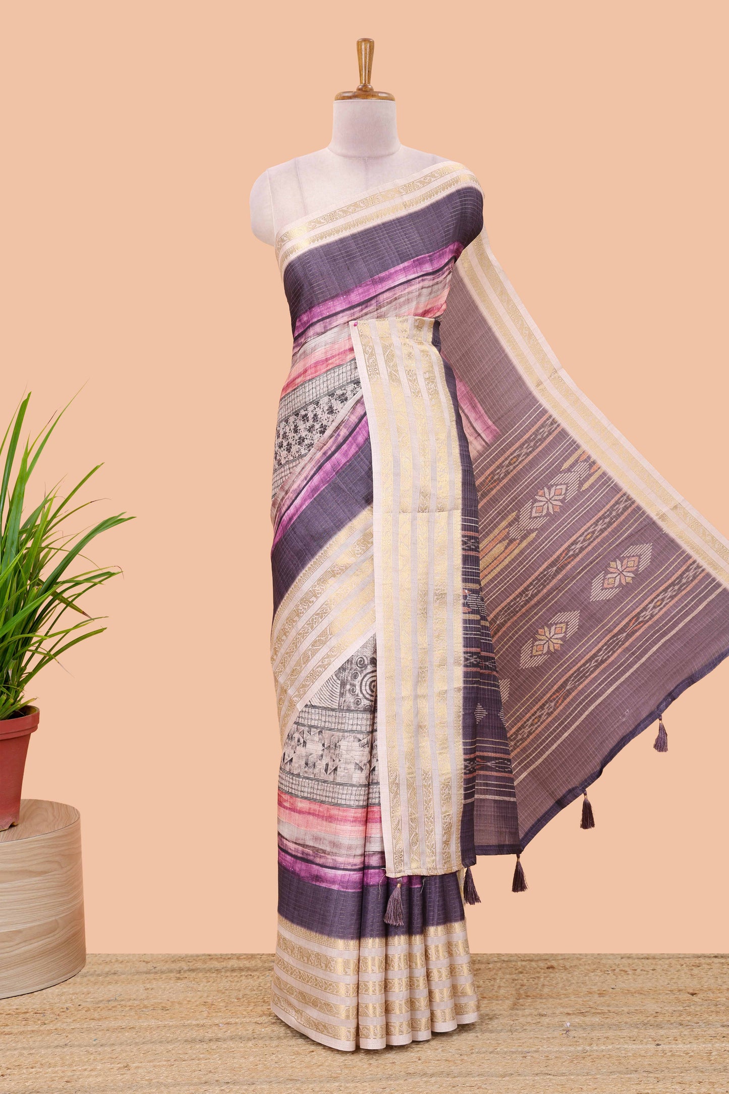 Lavender dola silk saree featuring monochrome fusion print and contrast zari border