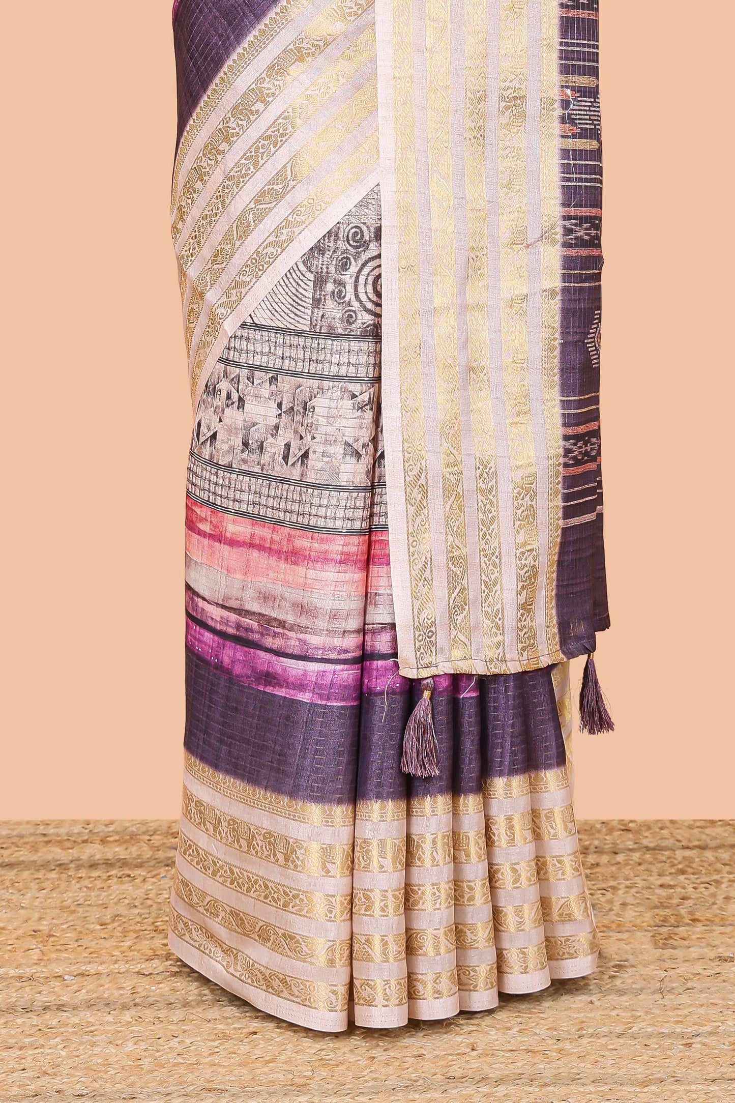 Lavender dola silk saree featuring monochrome fusion print and contrast zari border