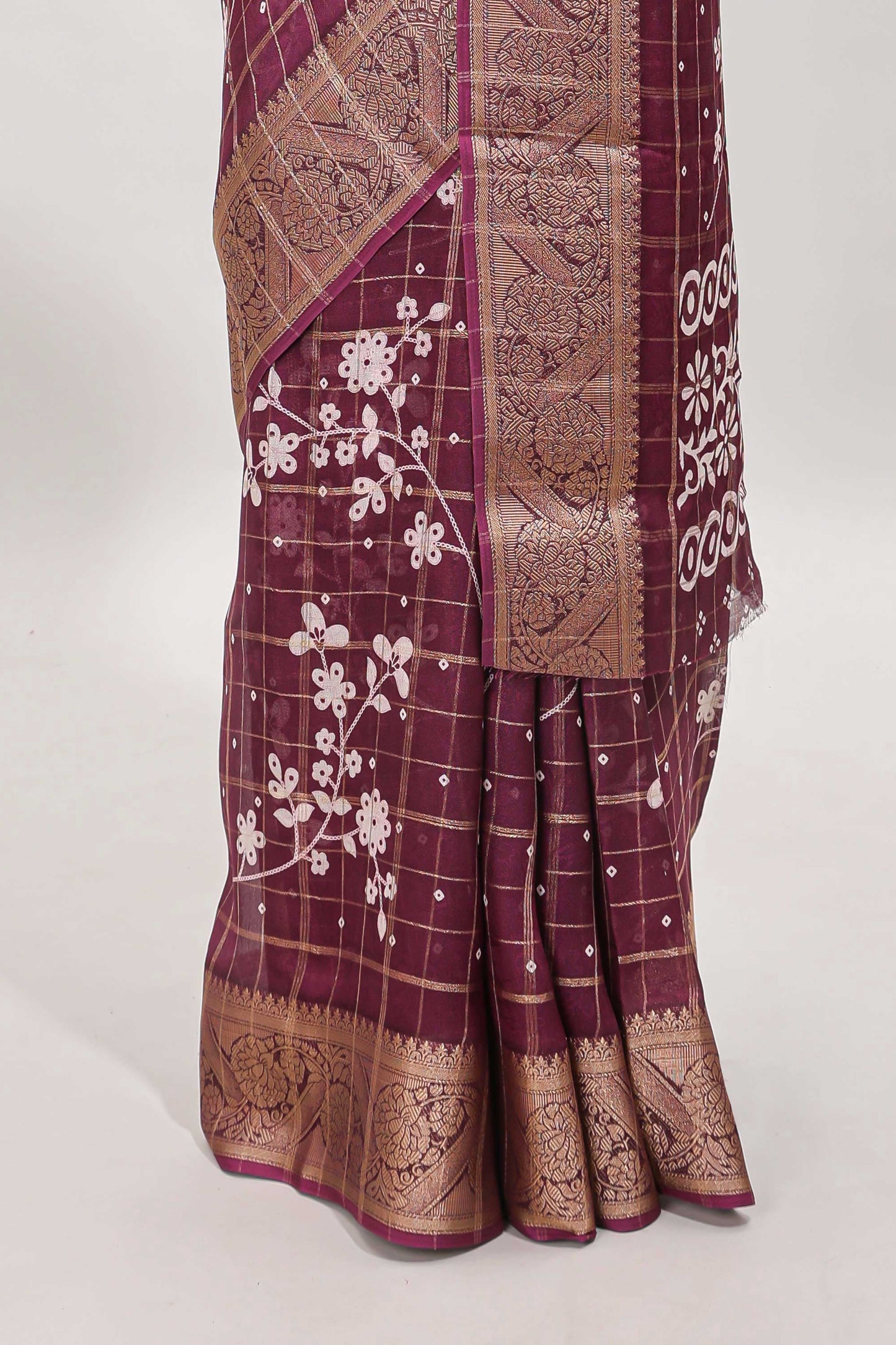 Onion pink checked floral design dola saree with self zari border and matching blouse