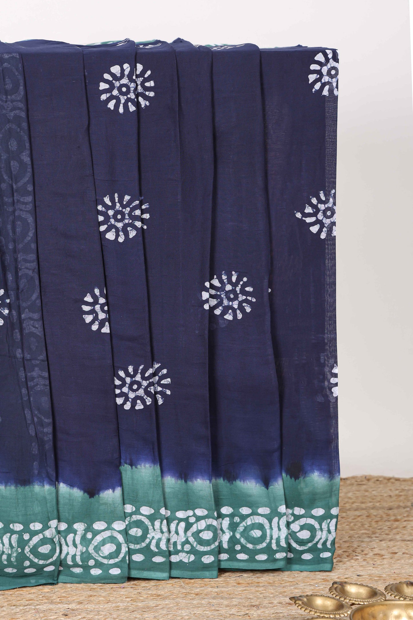Blue batik print floral butta sungudi cotton saree with contrast border and pallu
