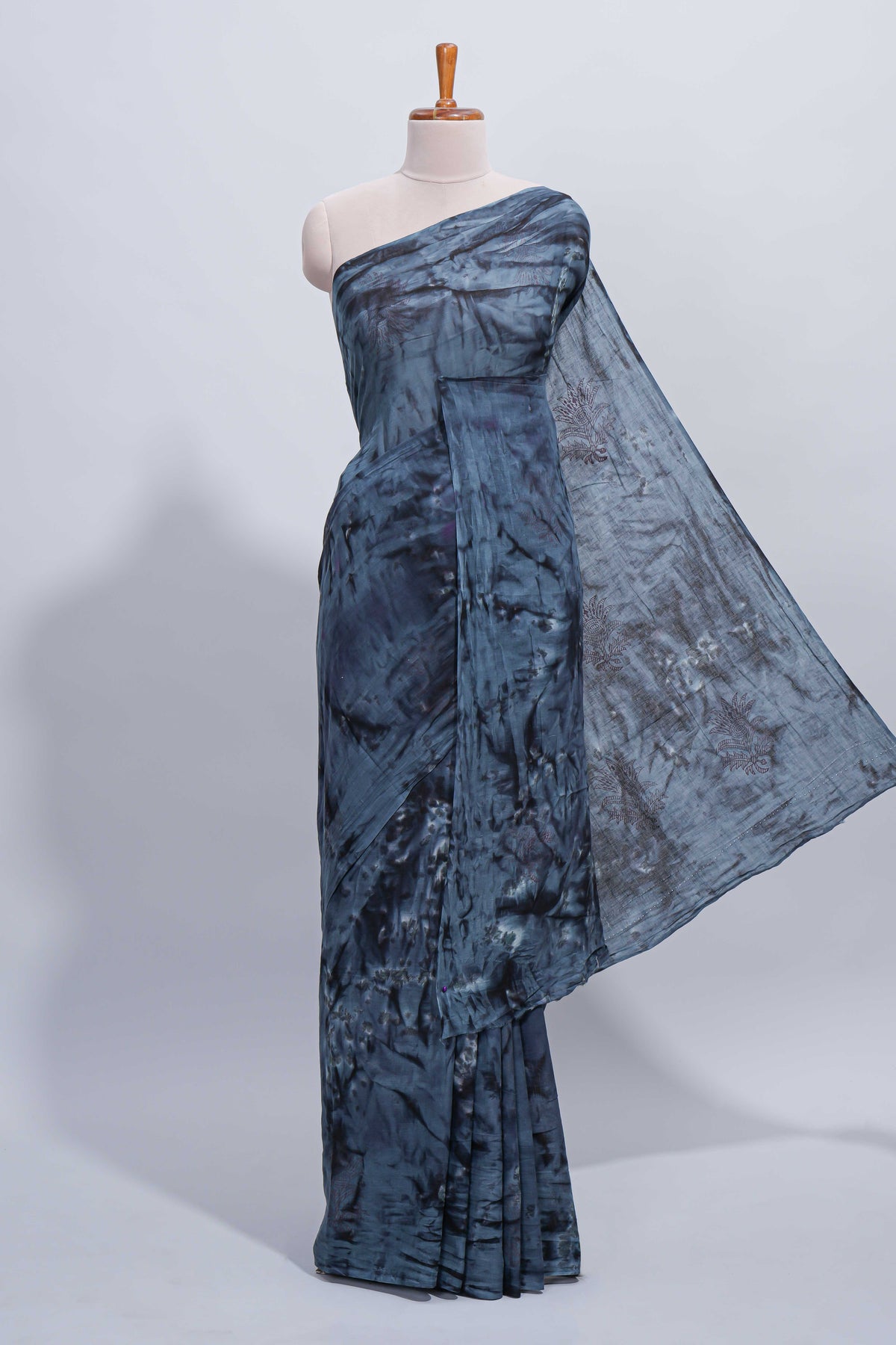 Borderless grey floral design mul mul cotton saree with self pallu