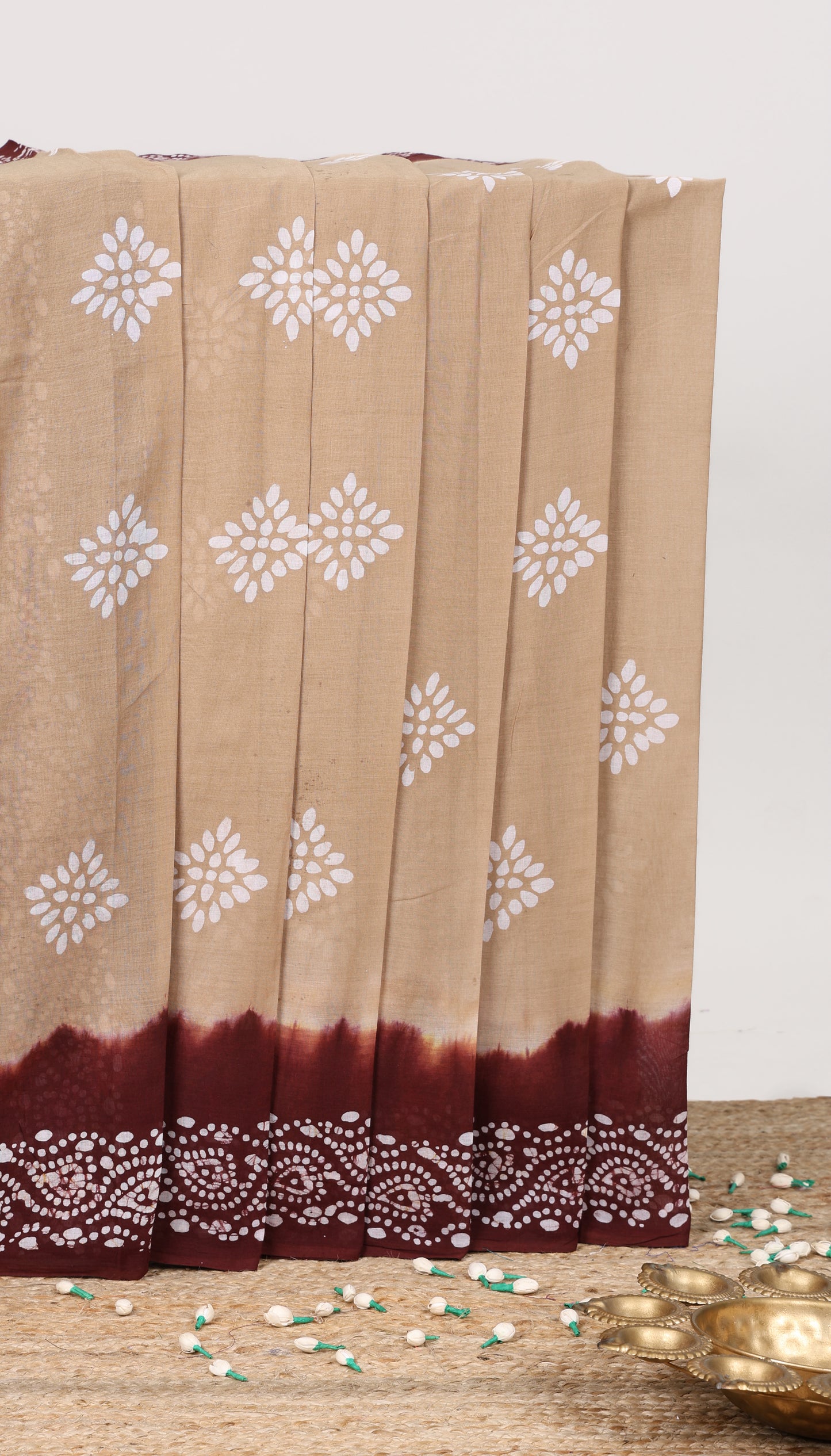 Beige batik print sungudi cotton saree with contrast batik border and pallu