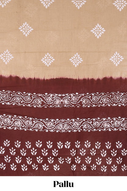 Beige batik print sungudi cotton saree with contrast batik border and pallu