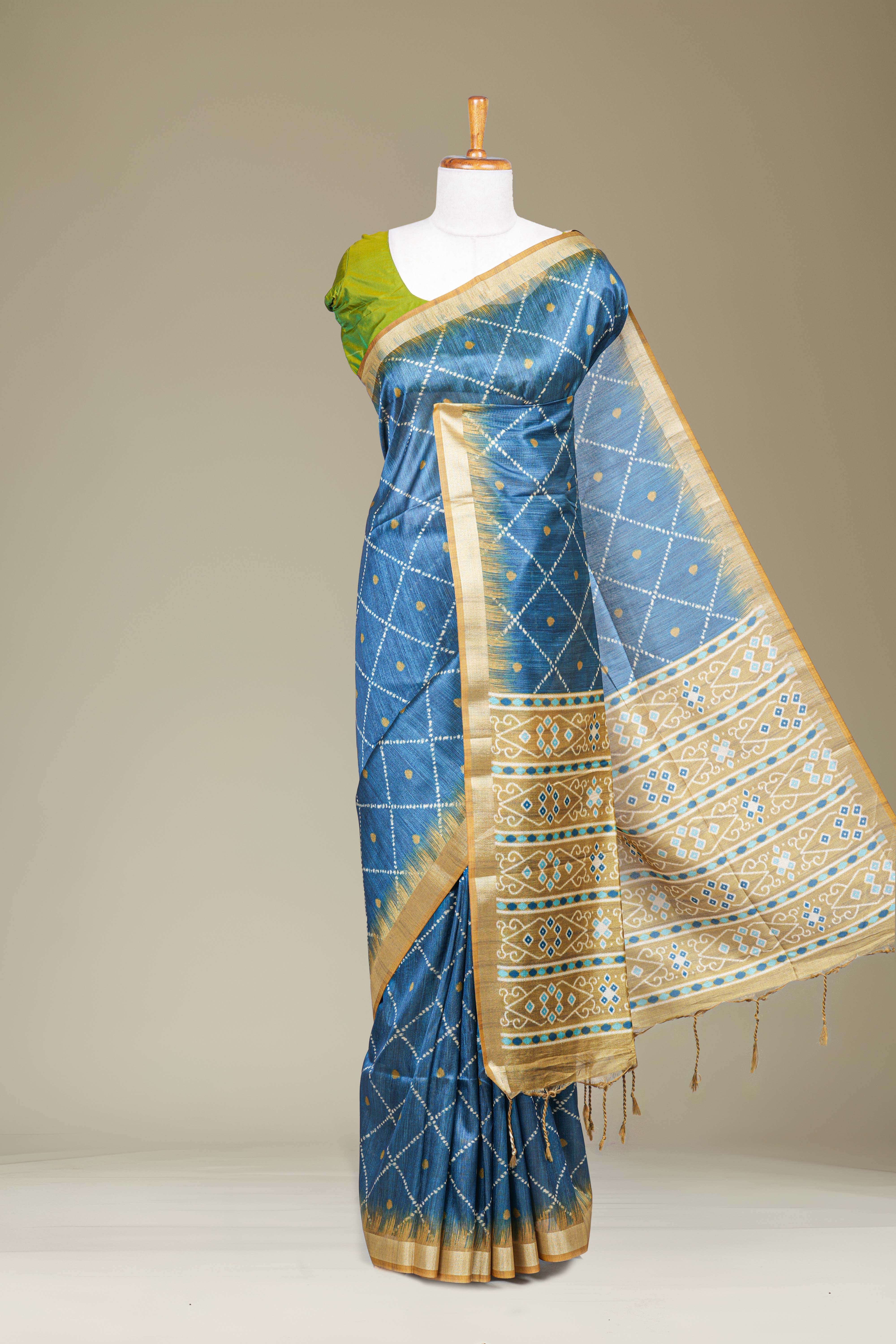 Art Tussar All Over Bandhani Print With Contrast Pallu Along With Blouse