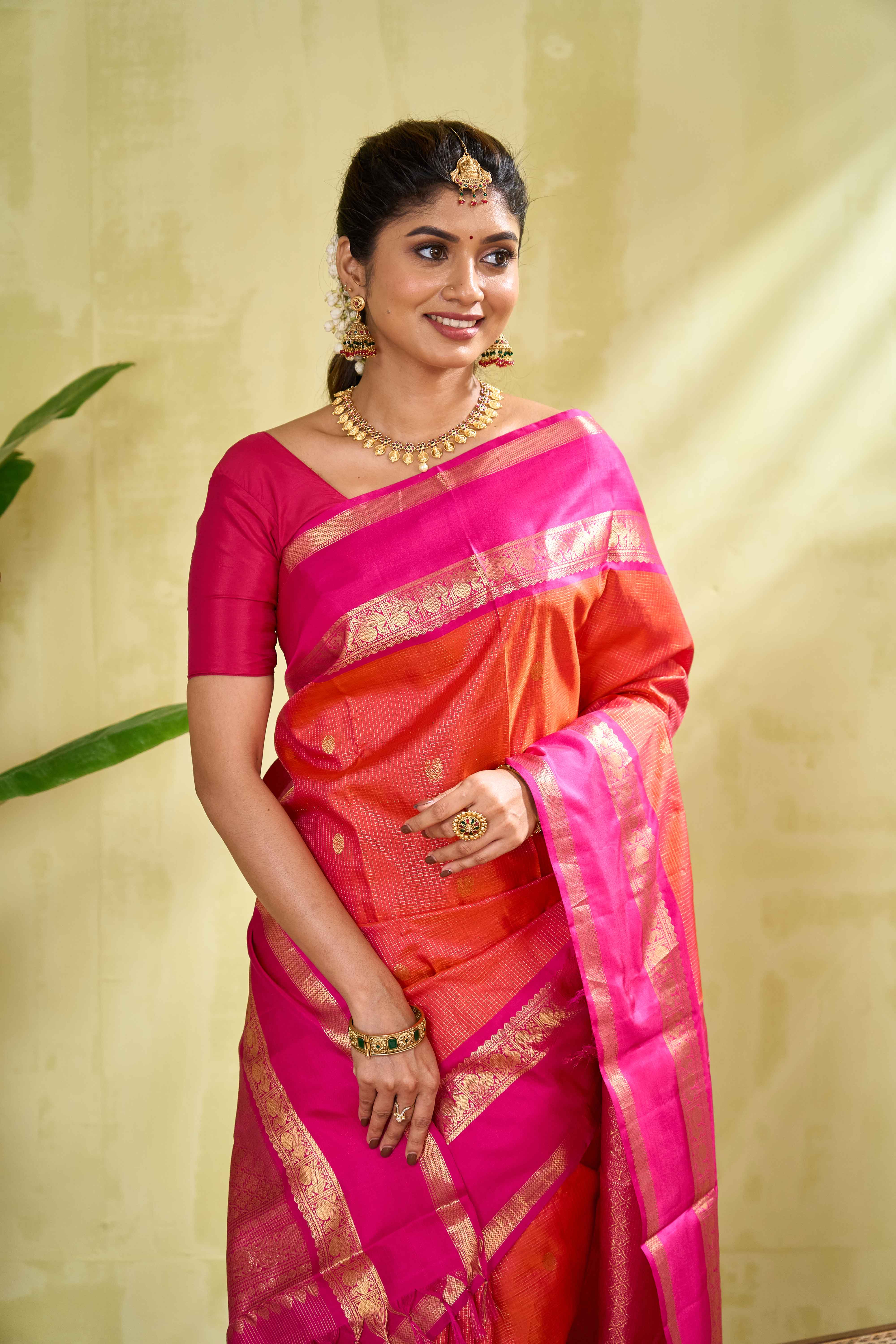 Kanchipuram Vaira Oosi Silk Saree in Bright Pink with Gold Zari and Contrast Magenta Border