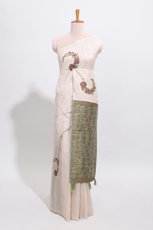 Borderless cream floral design art tussar saree with contrast pallu and motifs blouse