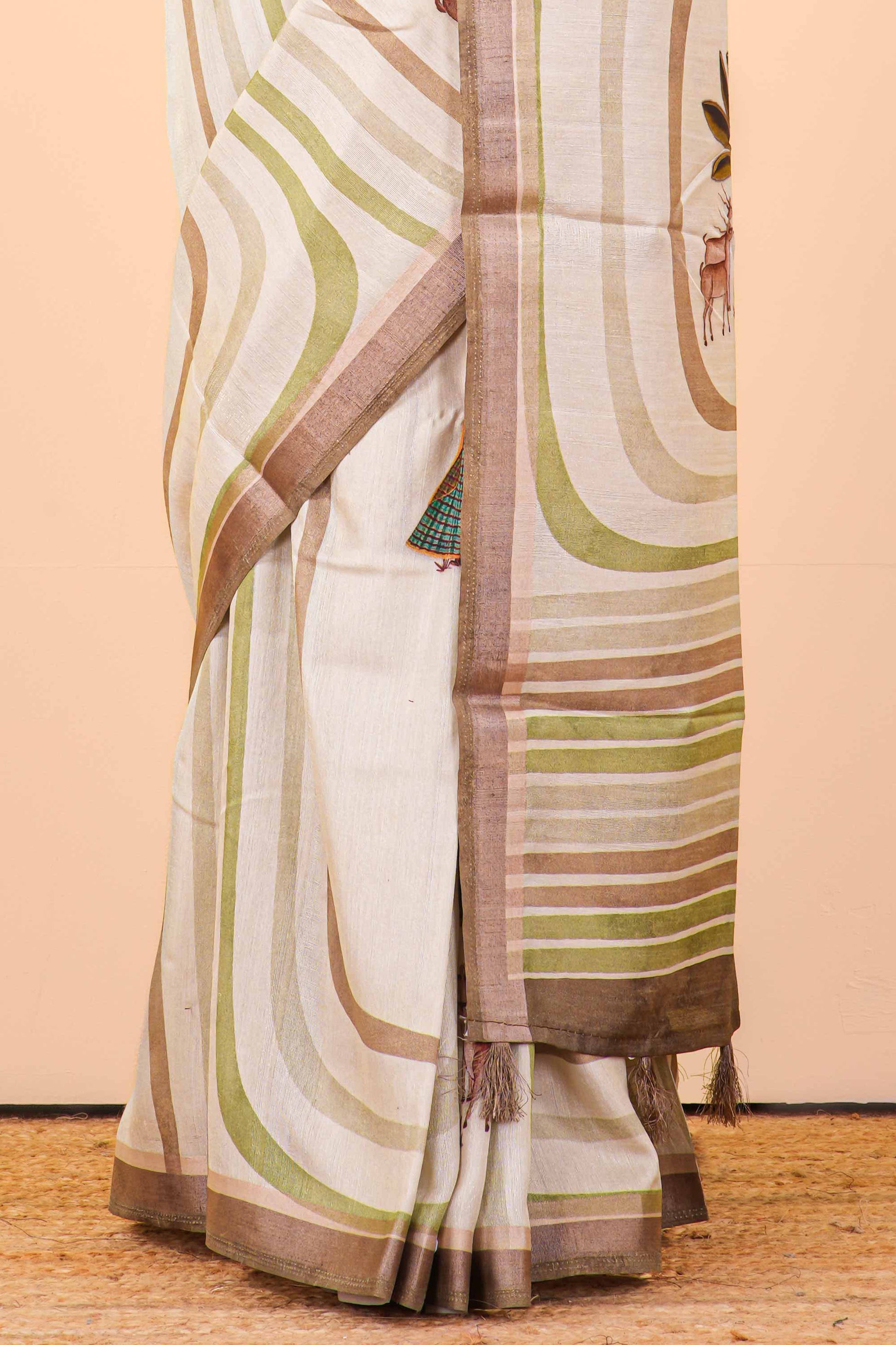 Saree with a pattern of wavy lines in green, brown, and beige 