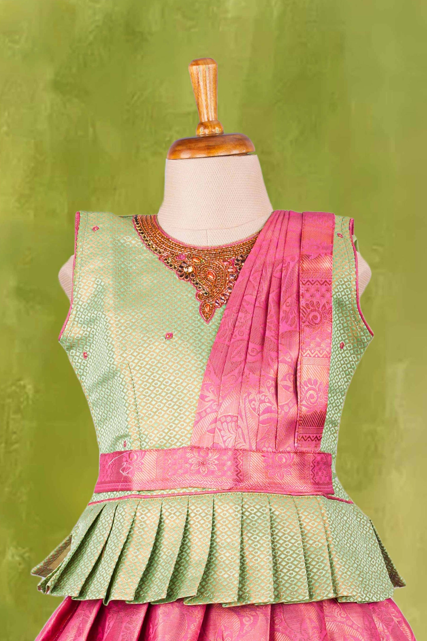 Pattu Pavadai