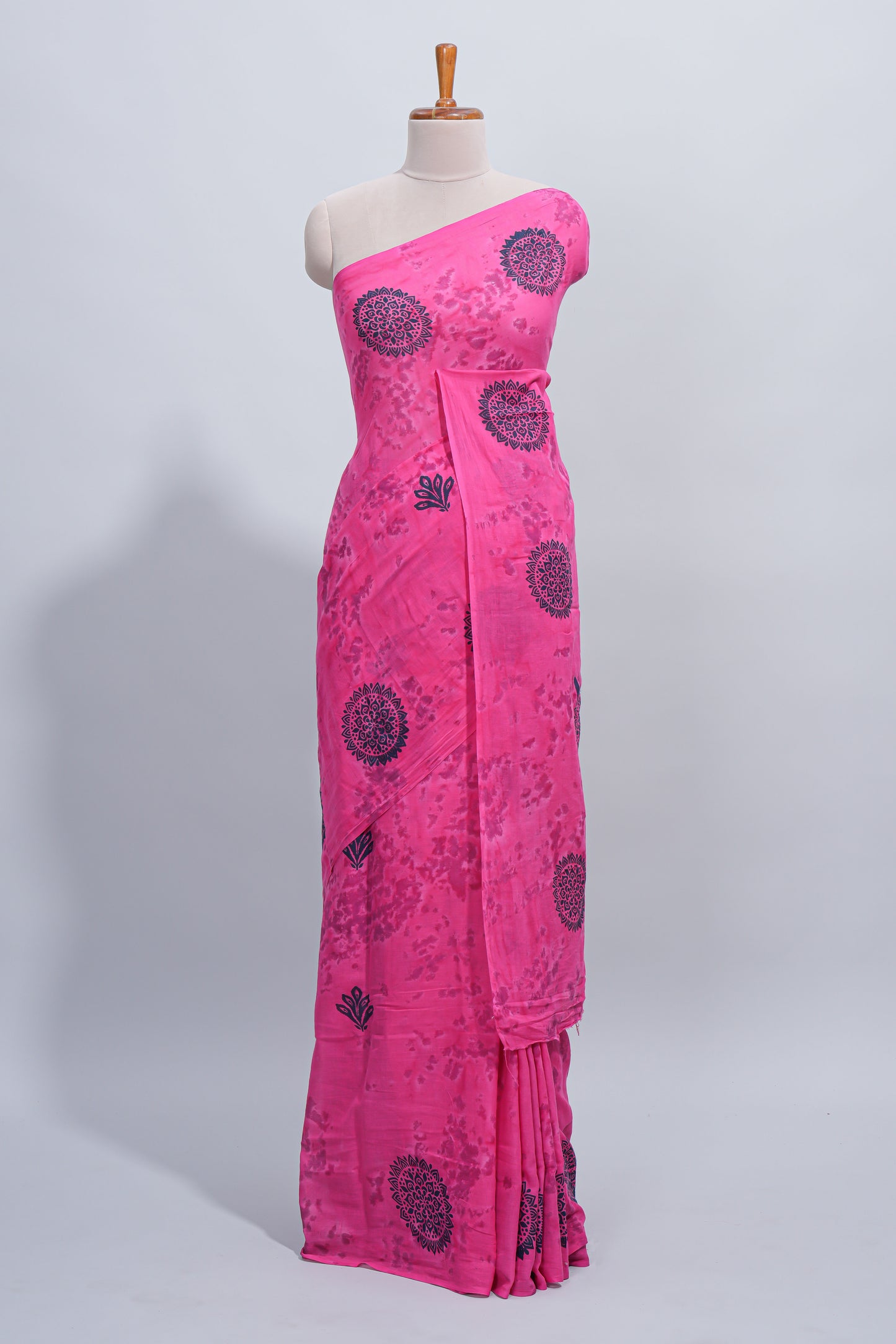 Borderless pink floral motifs design mul mul cotton saree with self pallu