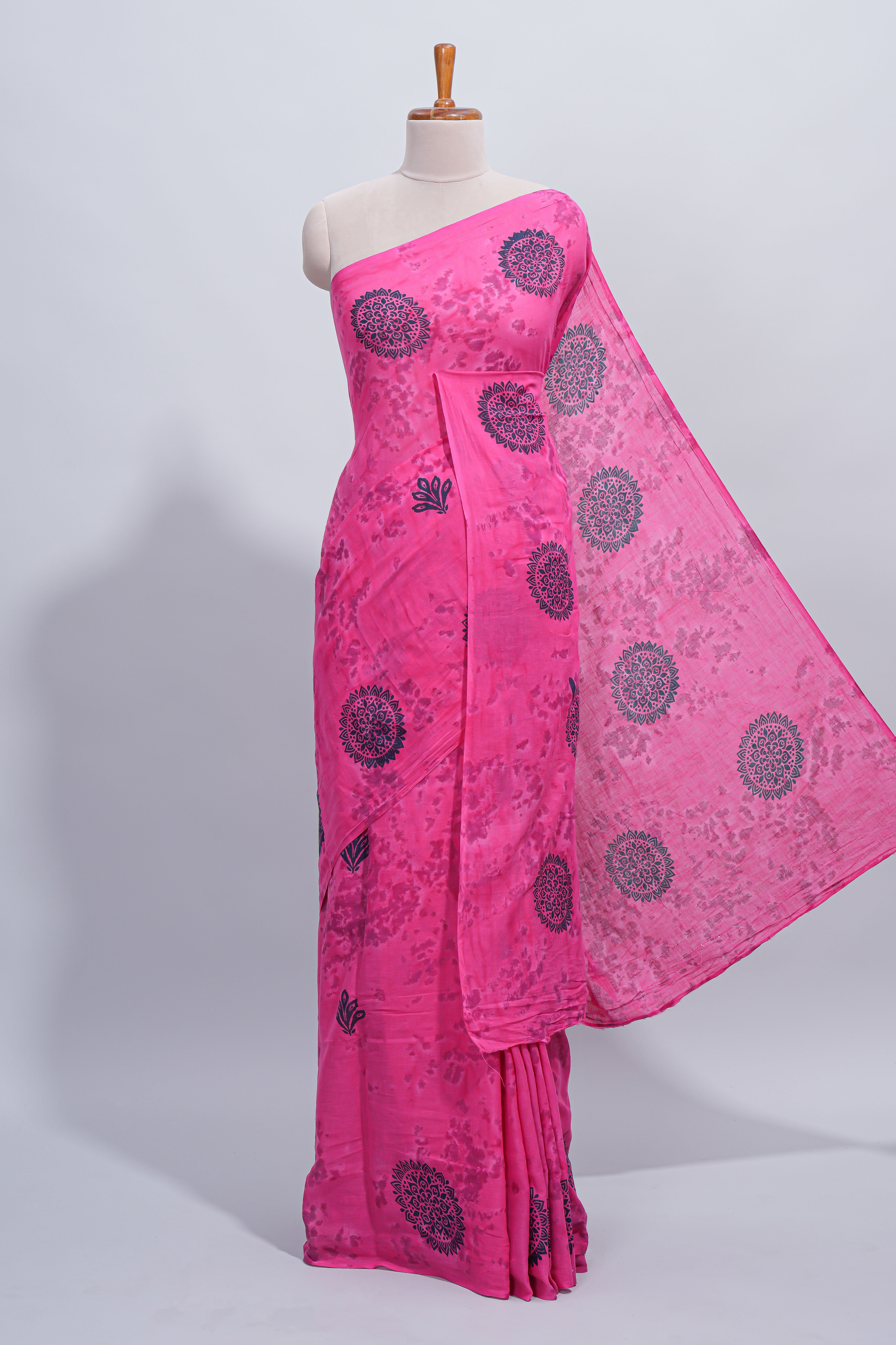 Borderless pink floral motifs design mul mul cotton saree with self pallu